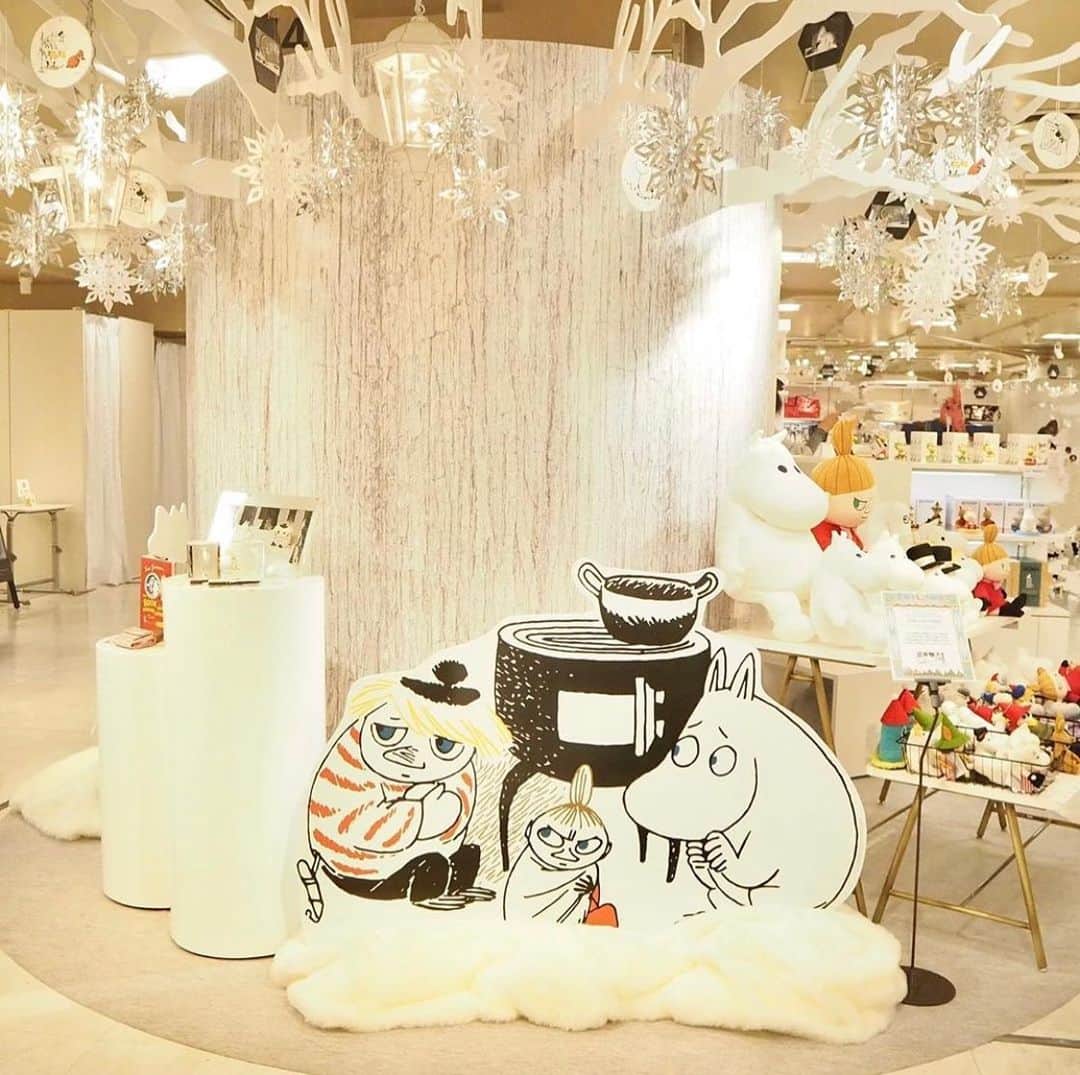 ISETAN PARK netさんのインスタグラム写真 - (ISETAN PARK netInstagram)「2019 ISETAN CHRISTMAS LAND﻿ MOOMINLAND MIDWINTER﻿ 〜ムーミン谷の冬〜&シュタイフ展﻿ 12.11 Wed.- 12.16 Mon.﻿ @ Main Building 6F Promotional Hall﻿ .﻿ .﻿ #regram @isetan_shinjuku_baby_and_kids﻿ #restylekids﻿ .﻿ @moominofficial﻿ .﻿ 今年の""クリスマスランド""は「大人も子どもも楽しめる」をテーマに、世界中で愛されるムーミンと、テディベアで知られるドイツのシュタイフ社をクローズアップ🌟﻿ .﻿ その中から、本日はMOOMINLAND MIDWINTER〜ムーミン谷の冬〜をご紹介します💁‍♀️﻿ .﻿ MOOMINLAND MIDWINTER 2019オリジナルデザインのマグカップやボールペン、世界中でファンの多いドイツのブランド<FEILER(フェイラー)>とのコラボレーション商品など、オリジナルデザイン商品や先行商品を多数発売中✨﻿ .﻿ さらに！イベント会期中、会場にてムーミン商品を1回税込5,000円以上お買い上げの先着各日200名様に「布製缶バッチ(1個)」をプレゼント🎁﻿ ＊日替わり、全6種﻿ .﻿ ぜひこの機会に、可愛らしいムーミンとそのなかまたちの世界に触れてみませんか？💕﻿ オリジナル・先行商品についてなど、詳しくは本日のストーリーよりご確認ください🎵﻿ .﻿ 明日、シュタイフ展についてご紹介していきますのでそちらもお楽しみに🧸﻿ .﻿ #isetan#isetankids#kids#baby#toys#toystagram#christmas#xmas #伊勢丹#伊勢丹新宿店#新宿伊勢丹#キッズ#ベビー#玩具#おもちゃ#ぬいぐるみ#クリスマス#クリスマスプレゼント#クリスマス準備#女の子ママ#男の子ママ#女の子#男の子#こどものいる暮らし#赤ちゃんのいる生活#ムーミン#スナフキン#ニョロニョロ」12月12日 22時02分 - isetan_shinjuku