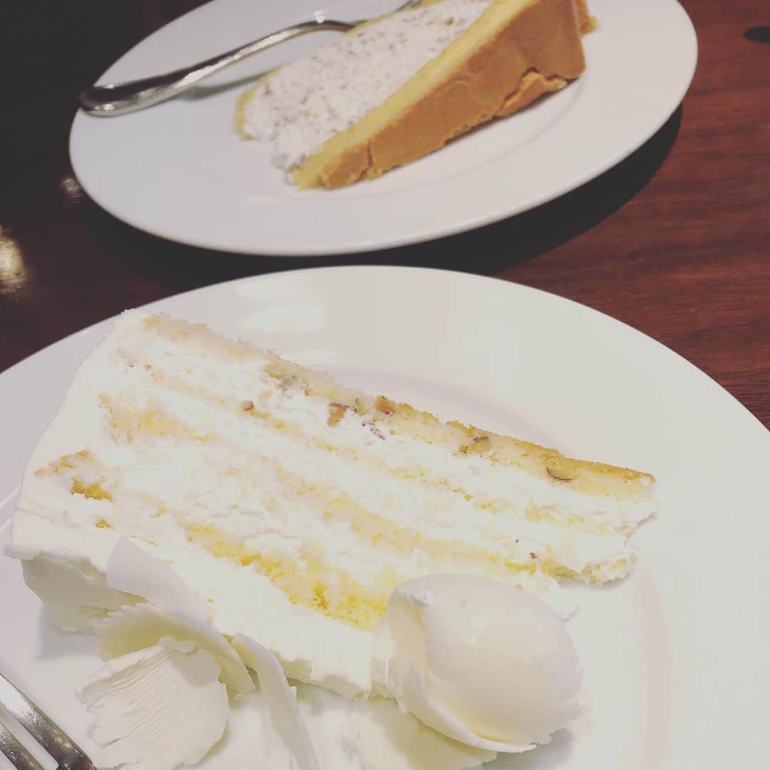 益田麻衣のインスタグラム：「健康診断からのケーキは、美味しさ倍増。  #ランチ #ハーブス #マロンケーキ#ホワイトチョコレートケーキ #ケーキ #ティータイム #デザート #京都 #カフェ」
