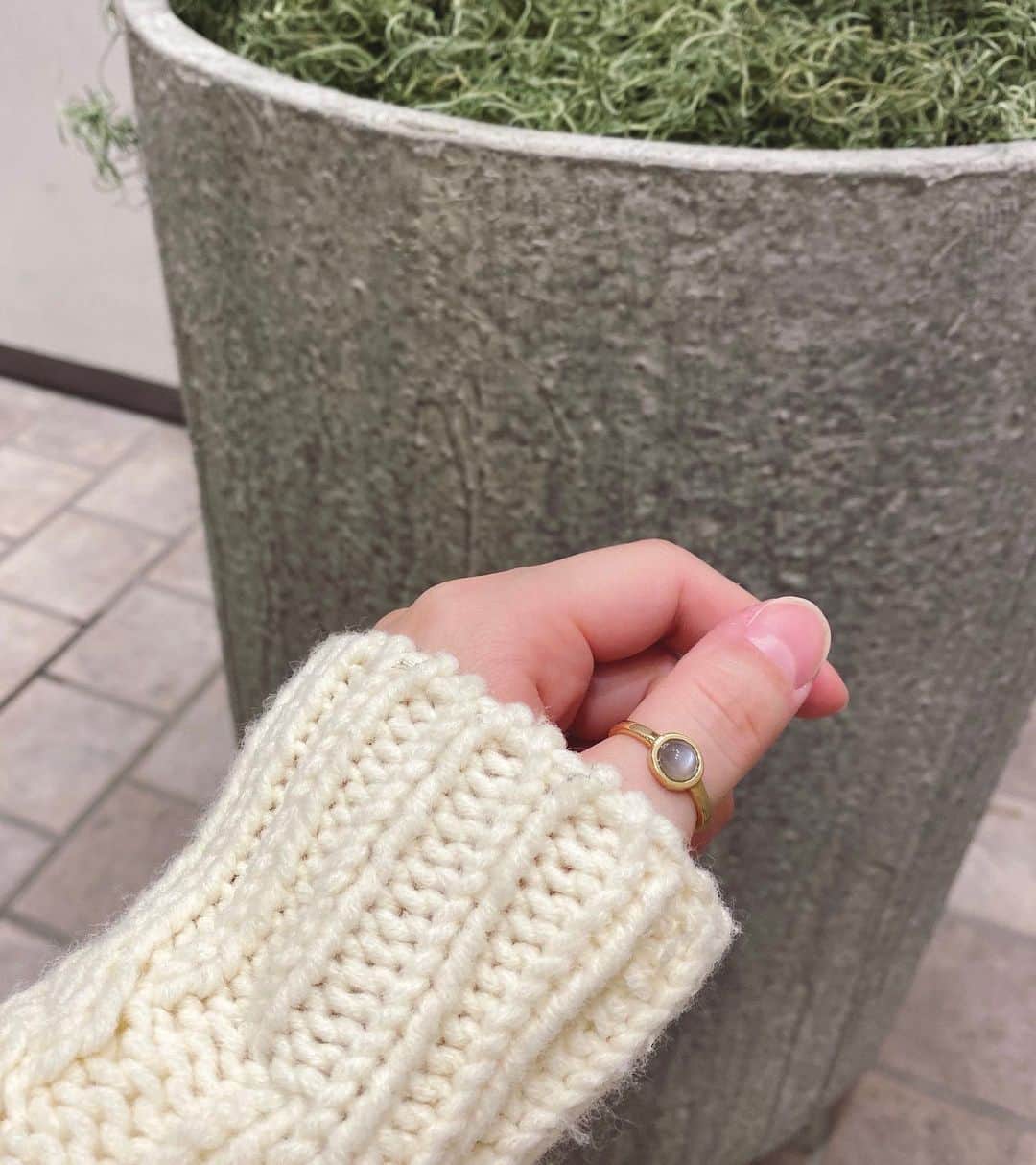 のインスタグラム：「家族で二子玉川に行った日の手元。﻿ スモーキーな色が可愛くて好き！♡﻿ ﻿ 最近ピアスを引っ張ろうとするおチビ。﻿ (でもすぐ穴が塞がるから外せない)﻿ 指輪メインでファッション楽しもうかな👶🏻💍﻿ ﻿ ﻿ #jewelry_ume#ÜME#ユーミー#ジュエリー#大人カジュアル#シンプルコーデ#カジュアルコーデ#30代ファッション#アラサーコーデ#キレイめカジュアル#通勤コーデ#お仕事コーデ#ママコーデ#アラサーママ#天然石リング#指輪#天然石#彫金アクセサリー#赤ちゃん#赤ちゃんのいる生活#育児#子育て#ワンオペ育児#生後8ヶ月#男の子ママ#新米ママ#丁寧な暮らし」