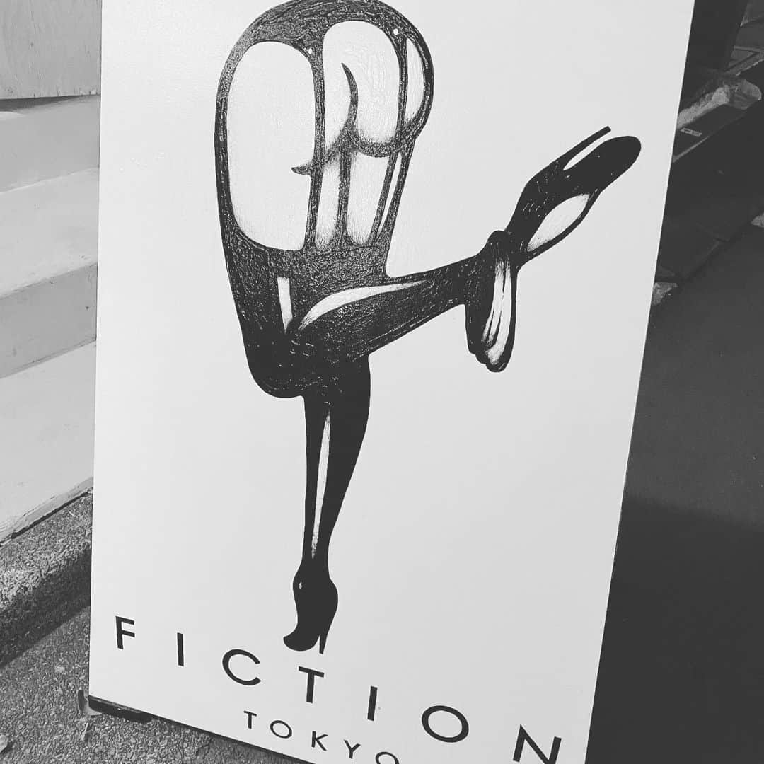 夏焼雅さんのインスタグラム写真 - (夏焼雅Instagram)「@fiction_tokyo_official ﻿ exhibition♡♡♡﻿ このファーのかわいいキャミをオーダーしたよ♡🦢💭﻿ ﻿ モナちゃん久々会えて嬉しかった〜💋﻿ @monacaaaaa1230」12月12日 22時20分 - miyaaa0825