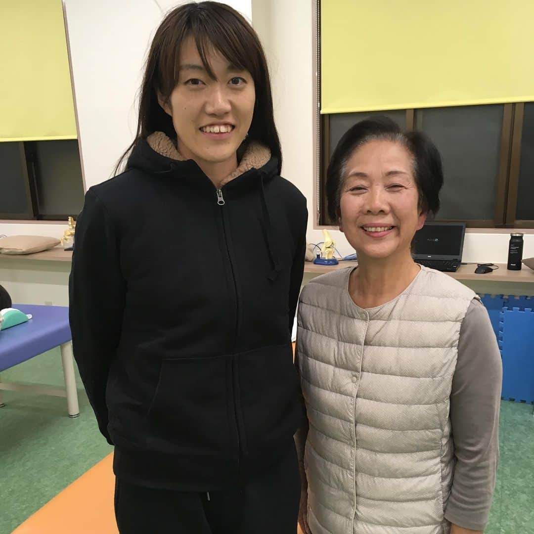 我孫子智美さんのインスタグラム写真 - (我孫子智美Instagram)「加古さん 同じく滋賀の棒高選手✨  今日偶然お会いしました。 初めてお会いしたのは私が高校生の時でしたが、今も全然変わらず。 70歳でも2mくらい跳ぶとのことで、、凄すぎです💫 『明日も練習なの！お互い頑張りましょうね♬』と笑顔で帰られた後ろ姿が…眩し過ぎたな😎✨ 筋肉痛ツライとか言ってる場合じゃなかった😂😂😂 こういう優しくてキラキラした大人になりたい✨  #いつ会っても #ステキな人 #お会いできて #嬉しかったです」12月12日 22時13分 - tomomomiabiko