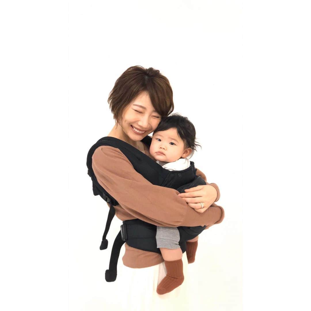 のインスタグラム：「﻿ ﻿ ﻿ ﻿ 一枚目こんな顔なのに…﻿ スタッフさんに抱っこしてもらって満面の笑み💓﻿ ﻿ ウチよりも息子の方が﻿ お直しめっちゃ入ってもらってた😂﻿ ﻿ ﻿ napnapさんの抱っこ紐は、軽くてコンパクトに収納できて感激😳❤️❤️﻿ ﻿ ﻿ ﻿ #親バカ部ig_baby ﻿ #ベビーモデル　#親子モデル﻿ #napnap さん　#抱っこ紐﻿ #人見知りしない　😳﻿ ﻿ ﻿ ﻿ ﻿ ﻿ ﻿ ﻿ ﻿ ﻿」