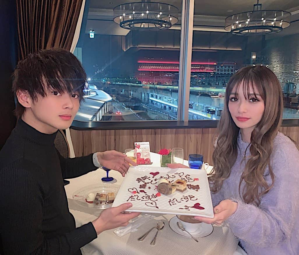 川猿てるみさんのインスタグラム写真 - (川猿てるみInstagram)「. 9日で半年てことで記念日dinner🍴 りんたろうが予約して連れて行ってくれた🥰 で最後には可愛いプレートが😭❤️ することも単純にそのまま伝えてくるとこも 全部が可愛いありがとう🥺❤️🙏🏻 半年もちょーあっとゆーまで 色んな所連れて行ってくれて ほんまにお腹痛い！て言うくらい笑かしてくれるし 一緒にいて楽しいでしかないし 甘えてくるところも可愛くて 付き合えて良かったて本気で思う🥺 いつも素直でえぐいくらい優しくて 愛してくれるりんが大好きこれからも宜しく❤️ #てるりん #cp #6m #半年 #記念日 #いつもありがとう」12月12日 22時14分 - terumin1113