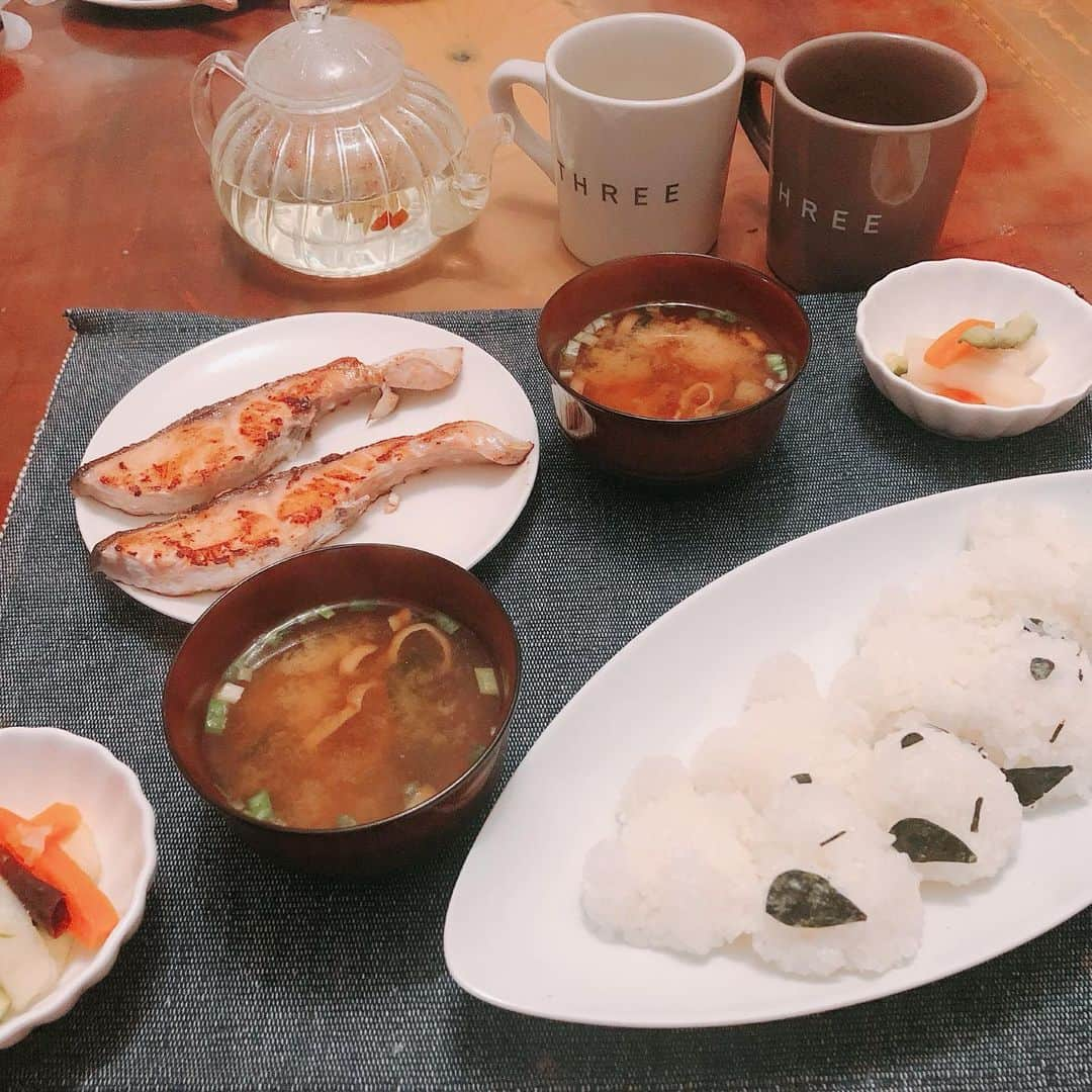 mautyanのインスタグラム：「スヌーピーおにぎり🍙  #スヌーピー #おにぎり #晩御飯 #和食 #手作り #foodstagram #お味噌汁 #スヌーピーおにぎり #enjoy #good #snoopy #three #中国茶 #ガラス #魚料理 #食 #デリスタグラマー」