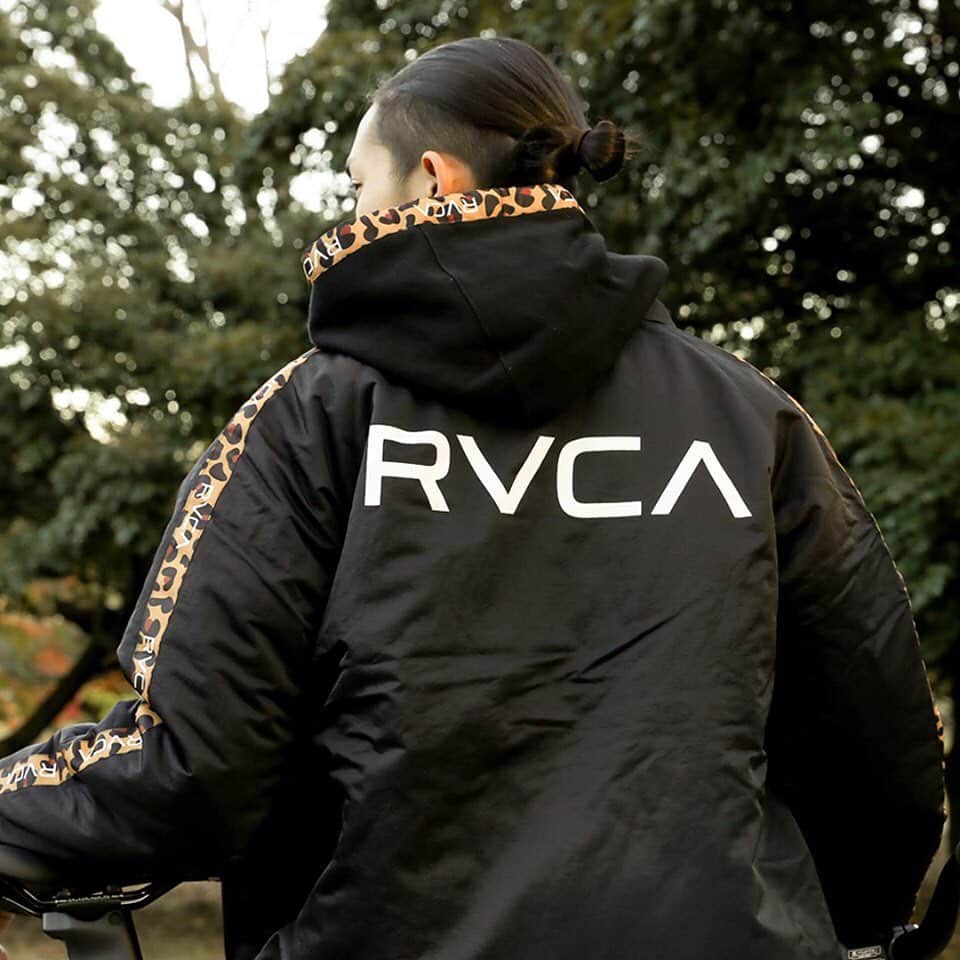 のインスタグラム：「atmos x RVCA "ANIMAL SPIRITS COLLECTION" はもうCheck済み？ || 明日より RVCA SHIBUYA ならびに RVCA WEB STORE でも発売がスタート || atmos 代名詞とも言えるアニマル柄を使用した貴重なコレクションをお近くの atmos もしくは RVCA にて是非ご覧下さい ! || @atmos_japan @atmos_tokyo #rvcajapan #RVCA」