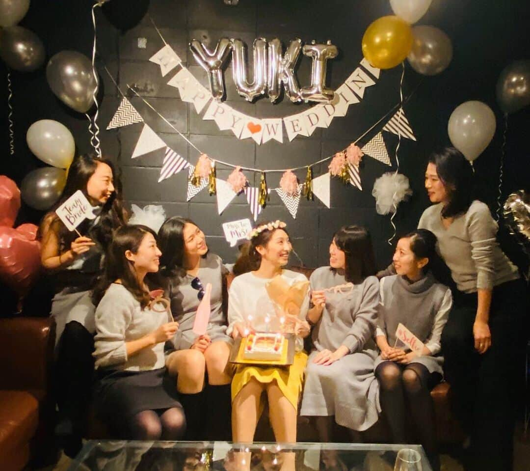 大黒由貴さんのインスタグラム写真 - (大黒由貴Instagram)「ㅤㅤㅤㅤㅤㅤㅤㅤㅤㅤㅤㅤㅤ 少し前に#seisengirls のみんなが結婚お祝いのサプライズパーティーをしてくれました🎂❤️ 本当に嬉しい‼️びっくりした‼️ mexicoにいるmihoともテレビ電話できて本当に楽しかったぁー😆🎶ㅤㅤㅤㅤㅤㅤㅤㅤㅤㅤㅤㅤㅤ  みんなが結婚しても、お母さんになっても女子会したい☺️ みんな大好きだよ❤️ 本当にありがとう✨ㅤㅤㅤㅤㅤㅤㅤㅤㅤㅤㅤㅤㅤㅤㅤㅤㅤㅤㅤㅤㅤㅤㅤㅤㅤㅤ  #清泉女子大学#besties👭#supriseparty#本当にありがとう❤️ㅤㅤㅤㅤㅤㅤㅤㅤㅤㅤㅤㅤㅤ ㅤㅤㅤㅤㅤㅤㅤㅤㅤㅤㅤㅤㅤ みんなグレーの服で揃えてきてたのに全然気づかなかった‼️」12月12日 22時31分 - yukichangram_