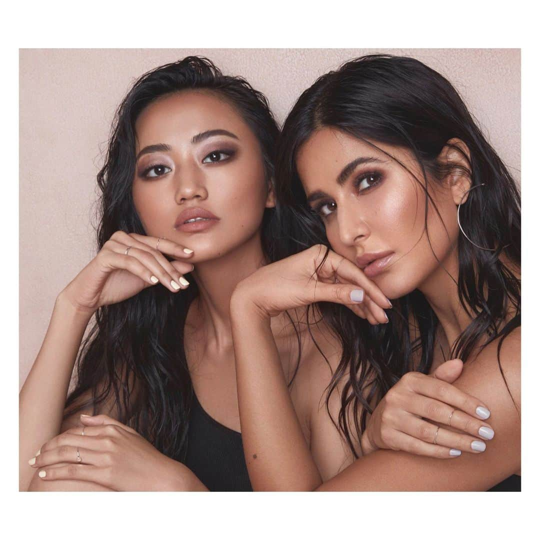 カトリーナ・カイフさんのインスタグラム写真 - (カトリーナ・カイフInstagram)「💁‍♀Flaunting our new launch, cause we are obsessed! 🙌Can you guess what it could be?  #ComingSoon  #KayBeauty #KayByKatrina #KayXNykaa #MakeupThatKares #ItsKayToBeYou #CrueltyFree」12月12日 22時31分 - katrinakaif