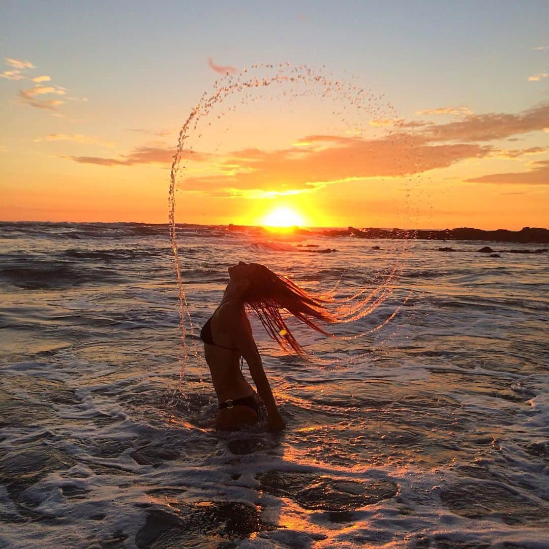 ジゼル・ブンチェンさんのインスタグラム写真 - (ジゼル・ブンチェンInstagram)「Nada melhor do que sentir a energia do sol. #GoldenHour ☀️ Nothing better than feeling the sun’s energy. #tbt」12月12日 22時37分 - gisele