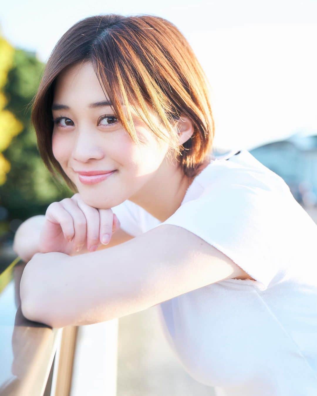 のインスタグラム：「この前いつも担当していただいている @saito_jyunya さんにカットカラートリートメントで整えてもらったよん💕 いつもありがとうございます✨ ほんとにまとまる！ショートが過ごしやすくて最近ずっとショートだなぁ♩  写真は @keisuke.takahashi09203 が撮ってくれました(● ˃̶͈̀ロ˂̶͈́)੭ꠥ⁾⁾」