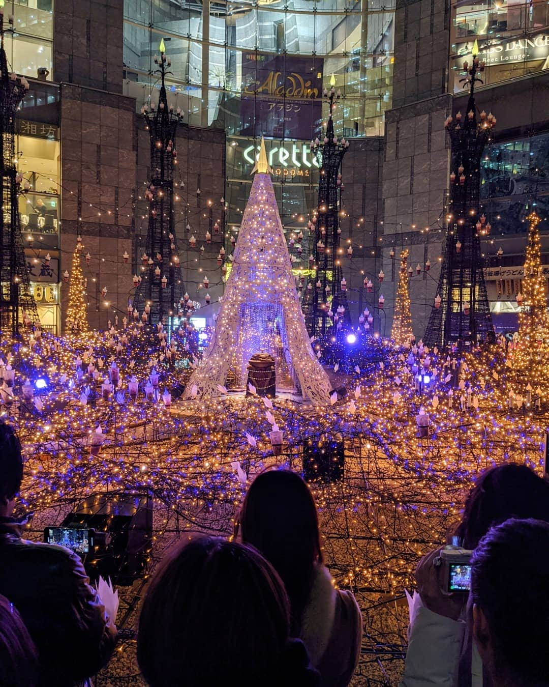 masayaさんのインスタグラム写真 - (masayaInstagram)「Caretta Illumination 2019 Tokyo カレッタ汐留 #pixelで撮影　 #googlepixel #googleのスマホ #tokyonightview #Tokyo #イルミネーション」12月12日 22時42分 - moonlightice