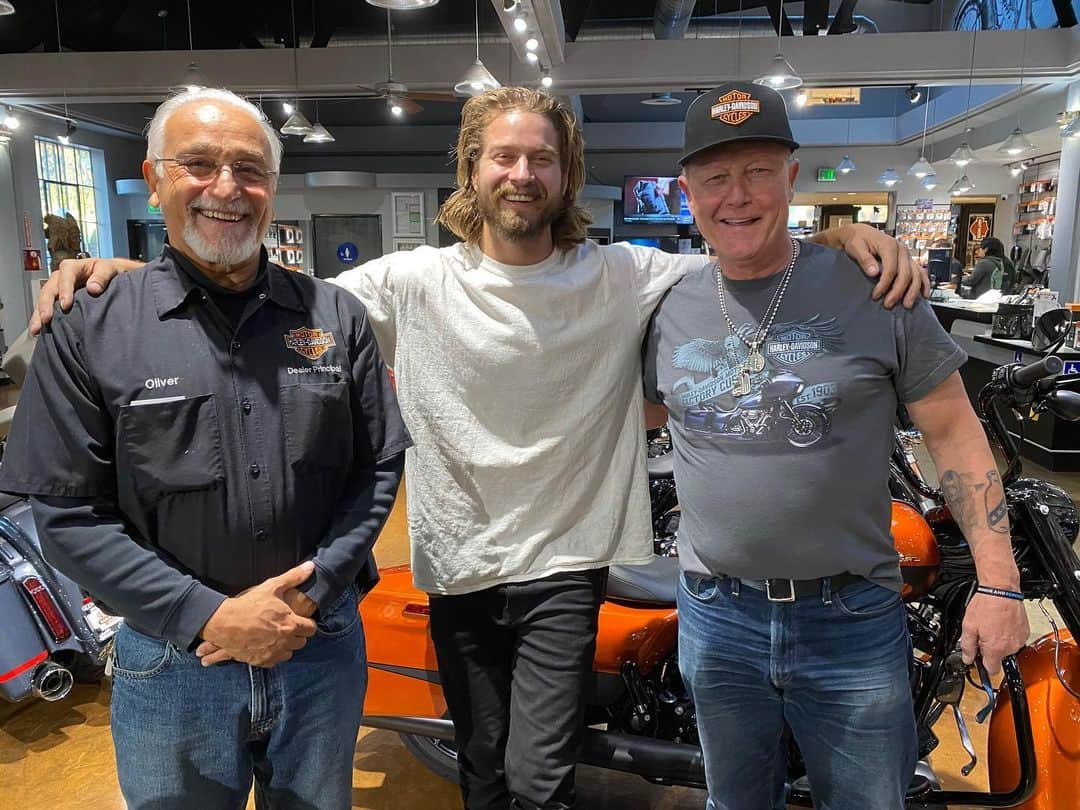 ロバート・パトリックさんのインスタグラム写真 - (ロバート・パトリックInstagram)「Great to meet up with a Midwesterner and fellow Harley-Davidson enthusiast @countrygrammr @glendaleharley getting a new rear tire “I wonder why”? While he is out here being a hooligan and repping @adfarrow on th west coast as he rides with our friend @danny_ruthless on the west coast! We got to get him up to SC! @santaclaritaharley for a visit! #ride #hooligans #socal #harleydavidson #america」12月12日 22時55分 - ripfighter