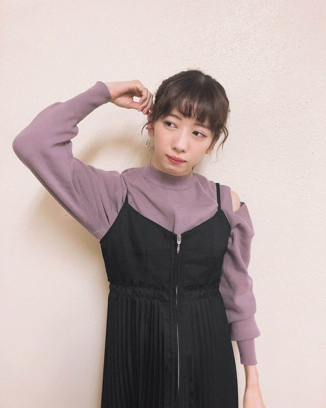 真山りかさんのインスタグラム写真 - (真山りかInstagram)「.﻿ ﻿ サイン会3日間ありがとうございました❤︎﻿ いよいよ来週 #playlist 発売です🙋‍♀️💿﻿ ﻿ 一目惚れ #イヤーカフ したかったから﻿ 今日はポニテ ﻿ 珍しく 肩出しニットも着てみたよ ﻿ ﻿ #紫 #コーデ ﻿ #まやまふく﻿ ﻿ #まやまにあ﻿ ﻿ .」12月12日 22時50分 - ma_yama_official