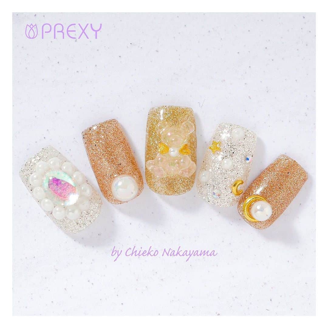 なかやまちえこのインスタグラム：「11/23から発売している、なかやまセレクトのPREXYグリッター✨⠀ こちらのサンプルは『Miller Labyrinth』のセットで作ってますよ✨✨⠀ ネットだと『プリモール』『joyart』、店舗だと『キャンディポケット』にて販売中です✨✨✨💫 #nail #nails #nailart #ネイル #美甲 #ネイルアート  #clou #nagel #ongle #ongles #unghia #japanesenailart #manucure #네일 #젤네일 #네일아트 #네일리스트  #グリッターネイル #ラメネイル #glitternails⠀ くまはプリアンファ『シリコンモールド・くま』（なかやま監修）でクリアレジンで作ってからMagicPowderのpinkです🧸」