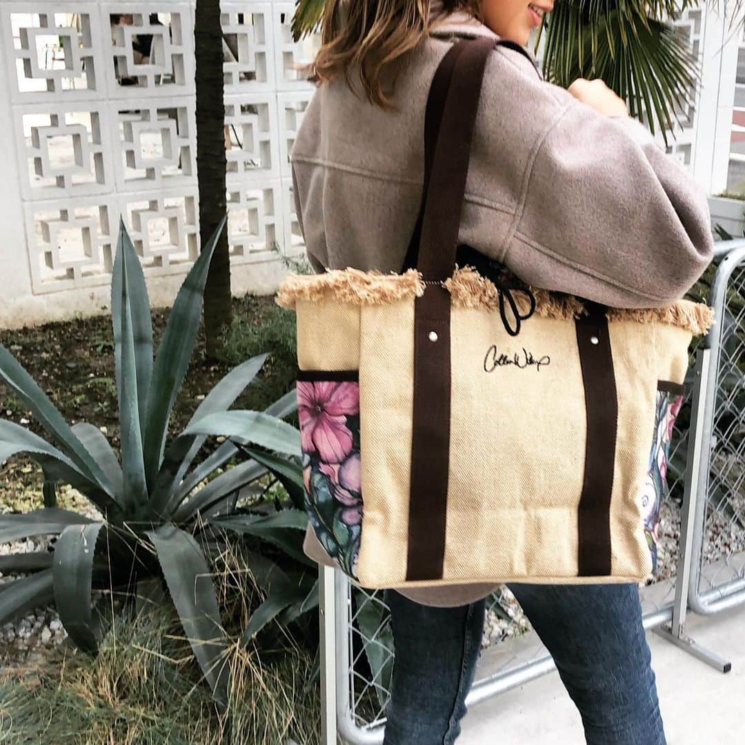 ラレイアのインスタグラム：「🌴 Colleen Wilcox 🆕シリーズ Haleiwa Vintageのサイドアートトートバッグは冬コーデにも合わせやすくヴィンテージ風デザインがお洒落😍🧡 ・ 巾着セットでお得😊✨ ・ 今ならクリスマスフェアポイント10倍中なのでぜひCheckを🌺💞 ・ ・ @laleia_official  @colleenwilcoxgallery_jp  #colleenwilcox#art#hawaii#aloha#surf#beach#laleia#ハワイ#フォトジェニック#インスタ映え#インスタ女子#アロハ#ビーチ#海を感じる雑貨#ラレイア#アート#ビーチガール#サーフスタイル#大人カジュアル#冬#冬コーデ#冬バッグ#楽天#コリーンウィルコックス」