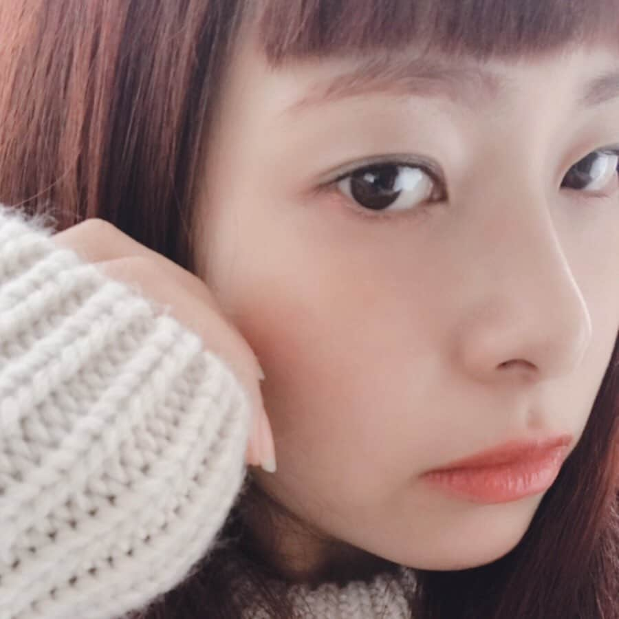 知念美加子さんのインスタグラム写真 - (知念美加子Instagram)「Make up 😛 ・ ・ 前に紹介したロレアルパリ×カール　ラガーフェルドのコスメ❣️今回はカーキとピンクのアイシャドウと、02のリップで白ニットに映える大人可愛いメイク（のつもり笑）😗💓 ・ ・ ・ たまにはいいよね🎀笑 ・ #ロレアルパリ #karlxlorealparis  #カールラガーフェルド #ちねんこすめ #ヘアメイクもファッションの一部」12月12日 22時54分 - chinenmikako