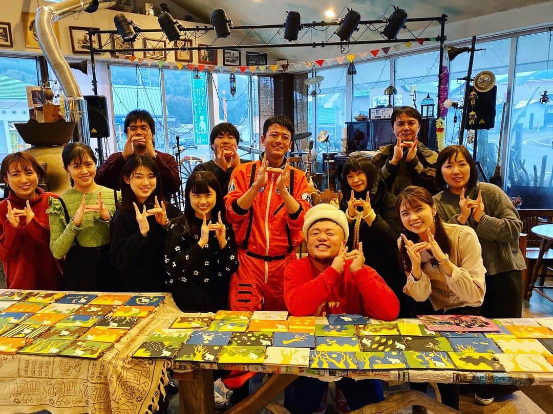 HIPPYのインスタグラム：「２０１４年4月から始まったH♩LINEも ２０１９年12月で100回目のオンエアー  この番組がなかったら いまの僕はありません！  これだけは自信を持って言える 振り返る場面では涙をこらえながらの撮影となったけど  なんとかこらえることができました照  大人になったもんだ  記念すべきオンエアーが今月！  今月は記念すべき日々になる  明日は香川！ 明後日は大阪！  12/30は広島  逢いにきておくれ  お願い  HIPPYを体感ください！  やるど！」
