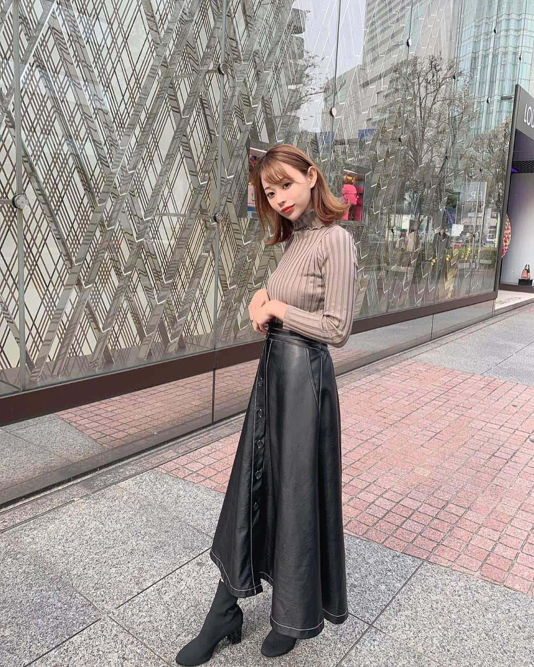 のインスタグラム：「ㅤㅤㅤ  ㅤㅤㅤ  Rustalでゲットしたレザースカート🥰 ポケットが着いてて便利やし 何より暖かい🥺💞💞💞 ㅤㅤㅤ #rastal #ラスタル #レザースカート #おかじコーデ #岡島かれん」