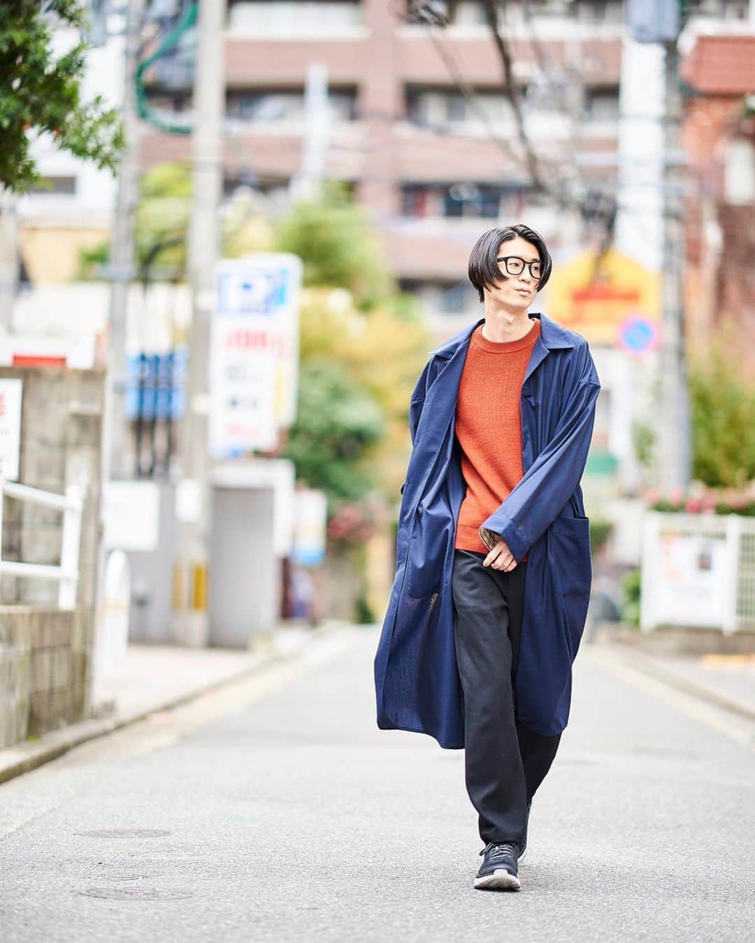 米田貴紀のインスタグラム：「夜の本気ダンス×FACTOTUM でスペシャルなアイテム "隠れストライプ シャツコート"を作りました🎊🎊🎊 以前からステージ衣装でお世話になっているFACTOTUMさんとのコラボレーションでございます！ 僕が欲しい！と思うコートを作ってもらいました🙏それをみんなと共有できればなという気持ちです。  こだわりは長めの丈！180cmくらいの僕の身長でこれぐらいの膝下コートってあまりないんです！あとは裏地のストライプ！袖は折っても折らなくても良い感じです✨ カラーはネイビー1色です。着た方はきっとハッピーエンディングです👍  詳しい詳細は我々のオフィシャルホームページをチェックしてみてください🏃‍♂️💨 photo by OOMO  #夜の本気ダンス  #factotum #隠れストライプシャツコート」