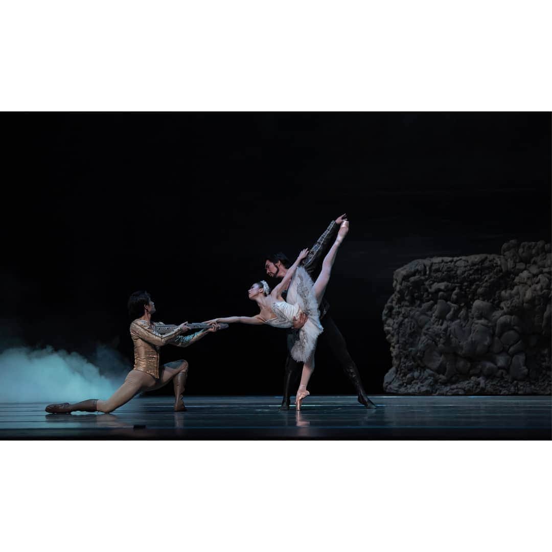 峯岸伽奈のインスタグラム：「. . .  Can't believe it's been a week since opening night! 🦢  super lovely shot by 📸@jacey_wacey  with my prince Kenya san & my rothbart @kenzukidancesg  I loved this moment so much…💔 #singaporedancetheatre  #swanlake #odette #odile  #debut #throwback  #バレリーナ #バレエ #白鳥の湖」