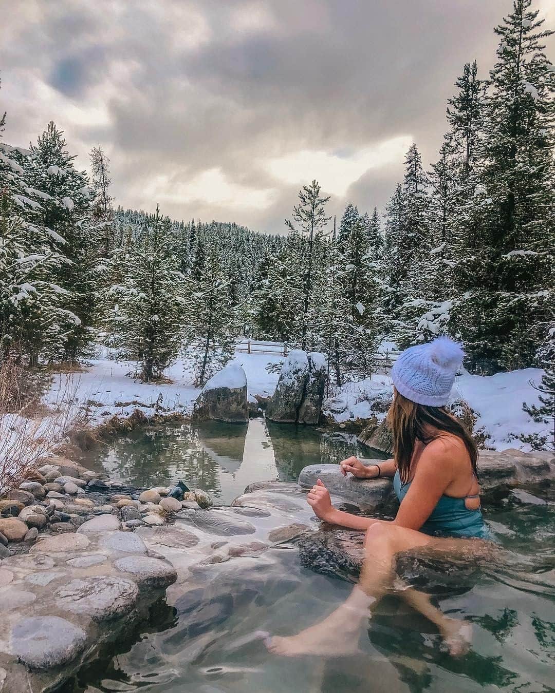 Visit The USAさんのインスタグラム写真 - (Visit The USAInstagram)「A 2 hour drive outside Boise, Idaho is a super relaxing oasis of natural hot springs. Gold Fork Hot Springs are the perfect spot to relax after a day adventuring in the mountains! What’s your favorite winter activity? 📸: @kenzierae9 #VisitTheUSA」12月12日 23時00分 - visittheusa