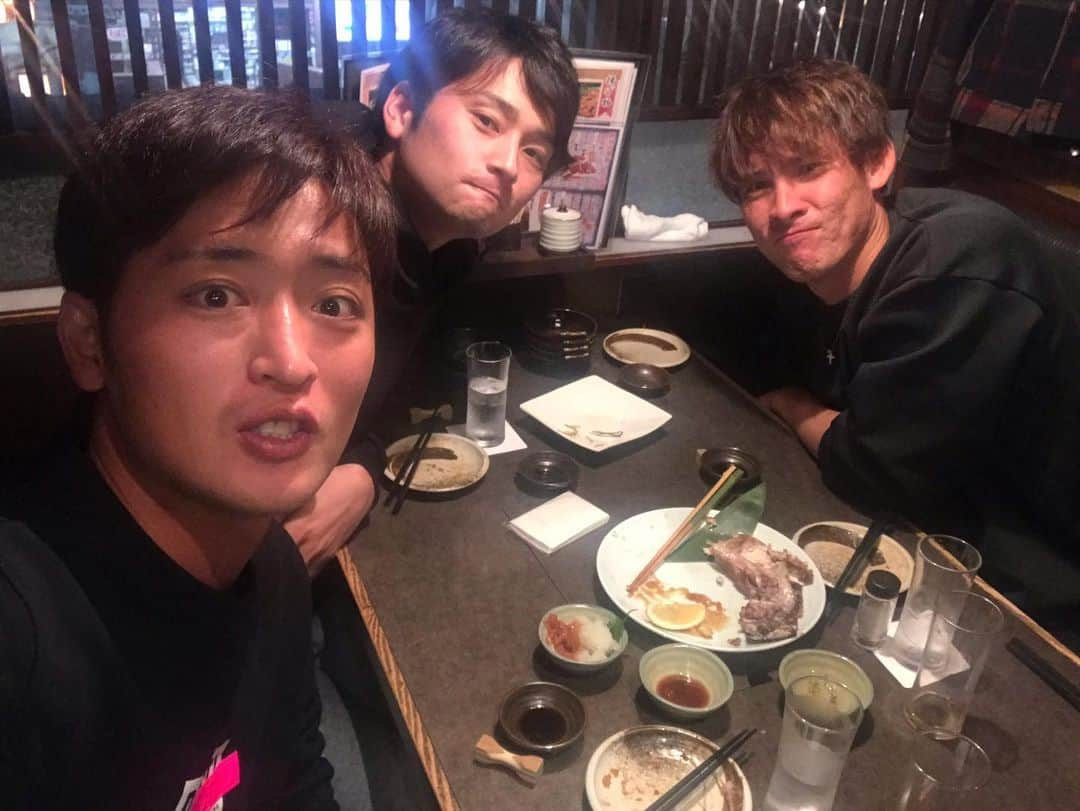 白村明弘のインスタグラム：「今日は外、内野手会のゴルフからの、同級生でごはん！^_^ 初めて野手のゴルフに参加しました！下手くそでしたが、メンバーに恵まれ下手くそなりに楽しめました笑 それからふと思いつき、同級生に招集かけてご飯いってきました！さっと集まってくれて最高です。大海、杉浦、公文、ジョン、次はみんなでご飯しましょ！！ あとビヤヌエバもかな？ 最近ろくな写真とれないです。  #外野手会 #白村明弘  #153 #姫野優也 #159 #何の数字でしょう  #同級生 #最高」