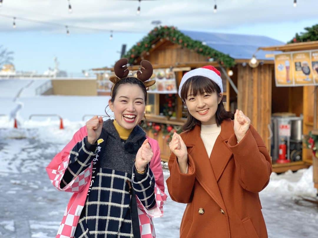 服部未佳さんのインスタグラム写真 - (服部未佳Instagram)「先週のハッピィ生中継は、クリスマスマーケットinアスパムをご紹介しました！ 本物の🍎を飾った大きなツリーが、今年も素敵です🎄✨ 開催期間も、ヒュッテも、屋内のブースやステージも、去年よりかなりパワーアップしています😍 ギャレスさんの美味しいビールも楽しめますよ🎶 25日まで毎日開催しています。夜は幻想的なライトアップも✨ぜひぜひお出掛けください☺️ #クリスマスマーケットinアスパム #青森市 #アスパム #🎄 #ギャレスバーンズ さん #🍺 #ハッピィ」12月12日 23時03分 - mikahattori_aba