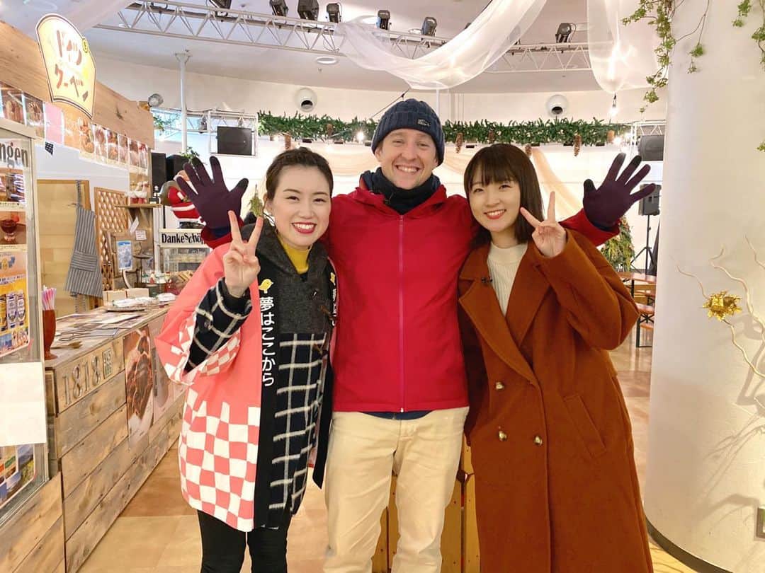 服部未佳さんのインスタグラム写真 - (服部未佳Instagram)「先週のハッピィ生中継は、クリスマスマーケットinアスパムをご紹介しました！ 本物の🍎を飾った大きなツリーが、今年も素敵です🎄✨ 開催期間も、ヒュッテも、屋内のブースやステージも、去年よりかなりパワーアップしています😍 ギャレスさんの美味しいビールも楽しめますよ🎶 25日まで毎日開催しています。夜は幻想的なライトアップも✨ぜひぜひお出掛けください☺️ #クリスマスマーケットinアスパム #青森市 #アスパム #🎄 #ギャレスバーンズ さん #🍺 #ハッピィ」12月12日 23時03分 - mikahattori_aba