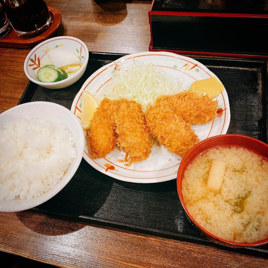ただすけのインスタグラム：「大塚グレコ 越田太郎丸"Receita de canja Dezembro”  集合写真を撮り忘れたので、全員で食べたカキフライ定食をご覧ください。 とても楽しいライブになりました、ご来場の皆さんありがとうございました😊」