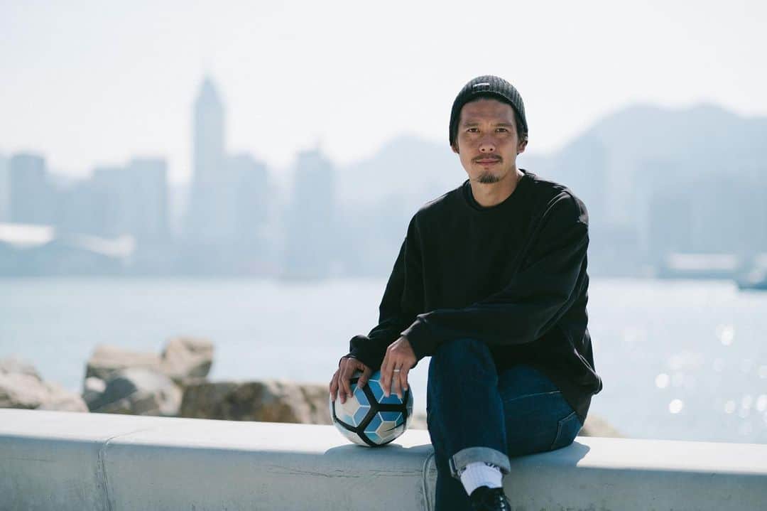 のインスタグラム：「2019年滑り込み！井川祐輔、緊急帰国します！  年の瀬の12月28日土曜日に、皆さんに会うために緊急帰国することにしました。  18年間応援いただいた皆様に 直接、自分の言葉でお礼を伝えたいです。 【井川祐輔　プロサッカー選手引退報告トークショー　開催します！】 ●日程　2019年12月28日土曜日15時〜16時30分 ●場所　渋谷（参加者にはご住所送ります。） ●内容 井川祐輔がプロサッカー選手18年で感じたこと、思いでを語り尽くします！ ・今までで一番くやしかった試合 ・今まで一番きつかった試合 ・プロサッカー選手になれると思っていたか？ ・対戦していて、手強かった相手 ・この先、何をするのか ・香港って、今危なくないの？？ などなど。  もちろん、その場でファンの方の質問に答えます！！ ●ご参加特典 ・参加者お一人お一人と握手 ・ツーショット写真予定。 その際に簡単な会話もいたします。 ・イベント中の写真撮影可能。 ●人数　金額  限定20名様  お一人2500円（税別） ●お申し込み方法  下記メールに、  1）お名前 2）ご住所 3）いつからのファンか？ 4）今応援しているサッカーチーム 5）井川祐輔へのメッセージ（200文字程度まででお願いします。） を ご記入の上、 問い合わせメールはこちらでお願いします↓↓ dualcarerr@gmail.com  お待ちしております。」