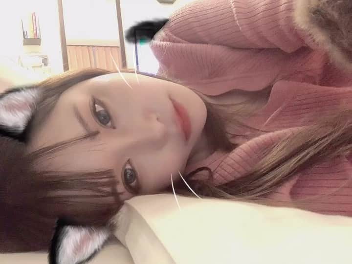 利咲のインスタグラム：「ごろん。 としながらも。 ..... ✯ . . ‪希望があるところに人生がある。‬ ‪希望が新たな勇気をもたらし、 再び強い気持ちにさせてくれる。‬ ‪/アンネ・フランク（1929-1945）‬ ✯ . ‪“Where there’s hope, there’s life.‬ ‪It fills us with fresh courage and‬ ‪makes us strong again.”‬ ‪ /Anne Frank . . 先日の舞台の冒頭の言葉。‬ ‪今も深く噛み締めています。 .....‬ . #ねこ #cat #アンネフランク #annefrank #鶫 #格言 #彦根 #ひこにゃん #hope #courage #life #にゃー」