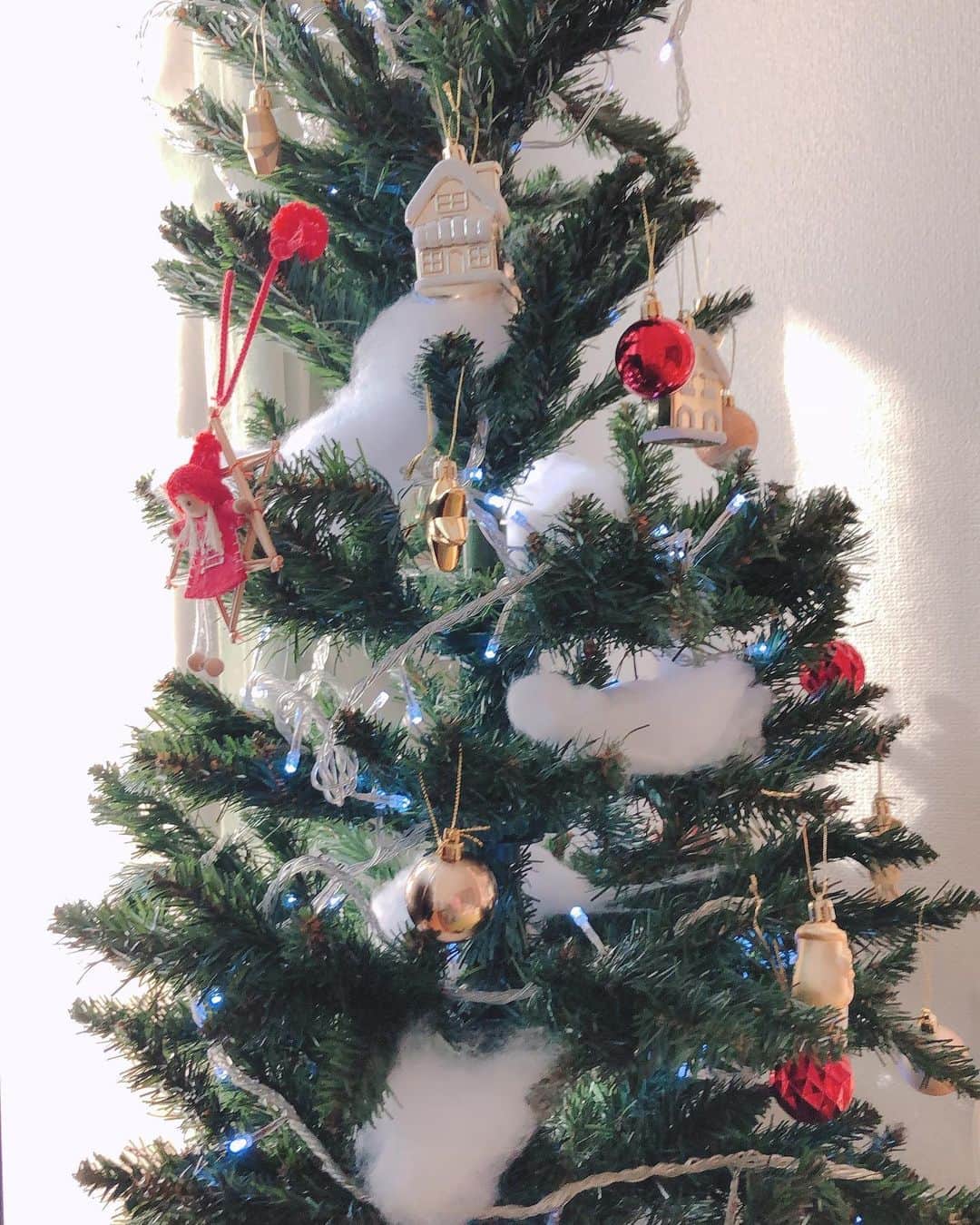 嶺恵斗さんのインスタグラム写真 - (嶺恵斗Instagram)「初めて出したツリー🎄 ・ お家の雰囲気が一気に変わる✨ 今年は少し寂しい飾り付けだけど 毎年オーナメントを増やす楽しみができた！  イベントってなんて楽しいんだー❣️ ・ #クリスマスツリー  #毎年の楽しみ  #今年も #クリスマスケーキ #食べるぞ  #いつか #ハワイでクリスマス過ごしたい  #christmastree」12月12日 23時09分 - etsuko__7
