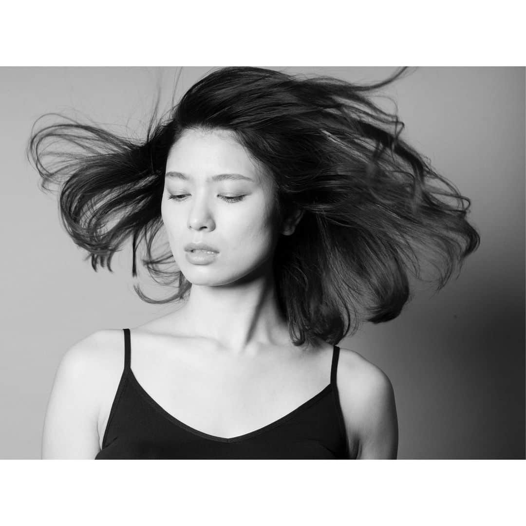 金城優華のインスタグラム：「最近パタパタ 頭ん中こんな感じ。 どんな感じ。  動き出した月。 来年は『動』だな ﻿ ﻿ Hair @birds0001 ﻿ Photo@ Susumu  Ohshiro  #そろそろトレーニング禁断症状 #来週こそはトレーニング行く!! #行かせてくれ。笑  #もう自宅でケトルベルスイングだけとかつまらん」