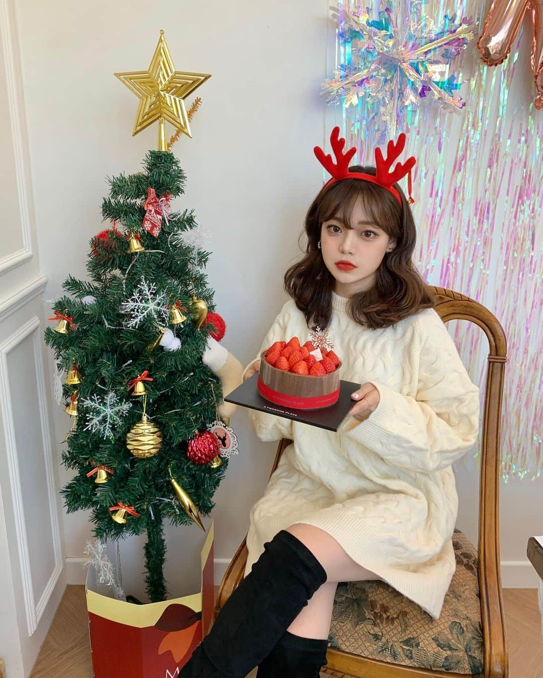 ウィ・ソンヒさんのインスタグラム写真 - (ウィ・ソンヒInstagram)「위돒흐 🎄 #위시연말룩」12月12日 23時10分 - _seong_hee