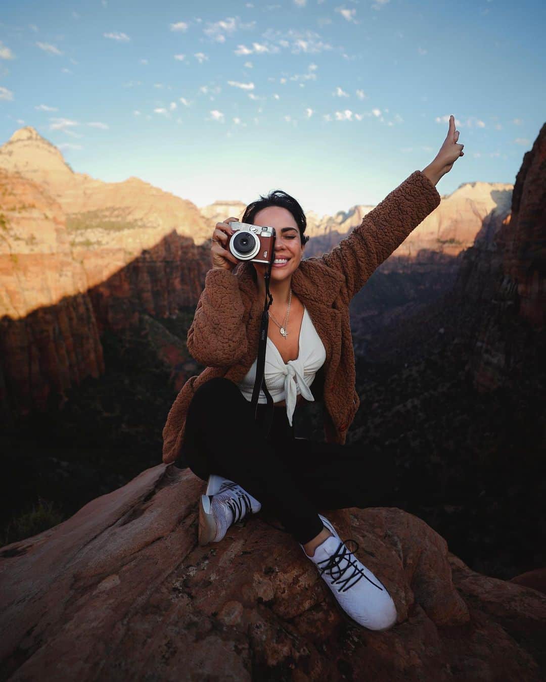 Katy Esquivelのインスタグラム：「Mi vida cambió radicalmente desde que viajar se volvió parte de mi rutina y de igual manera cambió mi forma de ver el mundo. Al visitar tantos países, no fue difícil darme cuenta de que estamos acabando nuestro  hermoso planeta. Ríos secos, bosques destruidos y cientos de animales en extinción son cosas que vemos a diario. Lamentablemente, todos en algún punto de nuestra vida hemos contribuido a la destrucción de nuestro hogar. Pero saben? Podemos hacer algo! El objetivo de este post no es culpar a nadie, sino más bien hacer un llamado para que desde este momento empecemos a contribuir de alguna forma para mejorar la preservación del planeta Tierra. Les cuento que me uní a un grupo increíble de 20 líderes latinoamericanos y junto a @wwf trabajaremos para conseguir un cambio. Junto con ustedes tendremos una voz fuerte y clara, y si la usamos para bien podremos lograrlo. Dejemos de usar las redes sociales para esparcir criticas llenas de odio y usémoslas para compartir información importante que nos enseñará qué cambios podemos hacer en nuestras vidas para cuidar a nuestro planeta y vivir de forma más responsable. Aún tenemos tiempo para evitar que la temperatura de nuestro planeta siga aumentando pero tenemos que actuar rápido. Unámonos a este movimiento para hacer historia, para tener aire limpio, para que los océanos tengan agua limpia, para poder seguir viviendo en este mundo! Quédense atentos a mis redes porque estaré compartiendo mucha información sobre como podemos iniciar este cambio desde nuestras propias casas. @wwfperu #NewDealForNature #Soy20del20 #COP25」