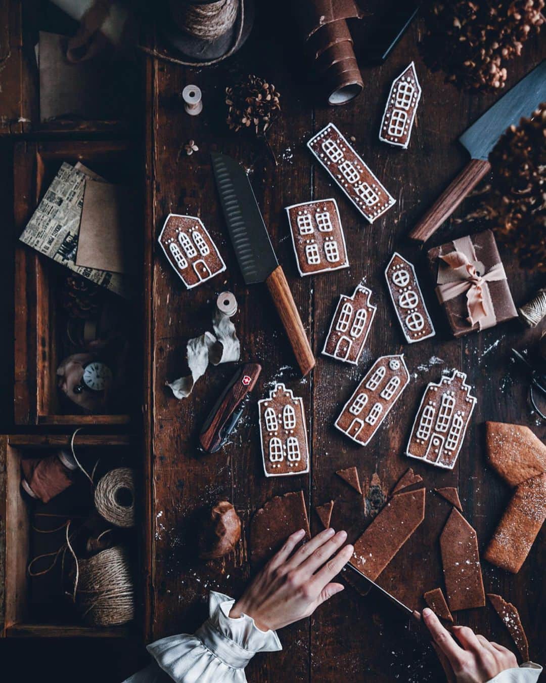Linda Lomelinoのインスタグラム：「In collaboration with @victorinox. I loved making little gingerbread houses last Christmas, so this year I’m making a gingerbread garland to hang on the wall 👌🏼 For the first time ever, I have sharp AND beautiful knives in my kitchen! And I’m loving it, what a difference it makes. 🙏🏼 Cooking and baking (and not to mention, slicing sourdough bread!) is now SO much easier and much more enjoyable. For some reason, I’ve never invested in good kitchen knives before, but lately I’ve been adding pieces to my house that are timeless, beautiful and that I know will last me a long time. I used the Swiss Modern Office knife with a walnut wood handle to cut out these little gingerbread houses. All knives are from @victorinox Swiss Modern collection #MyVictorinox #ad」