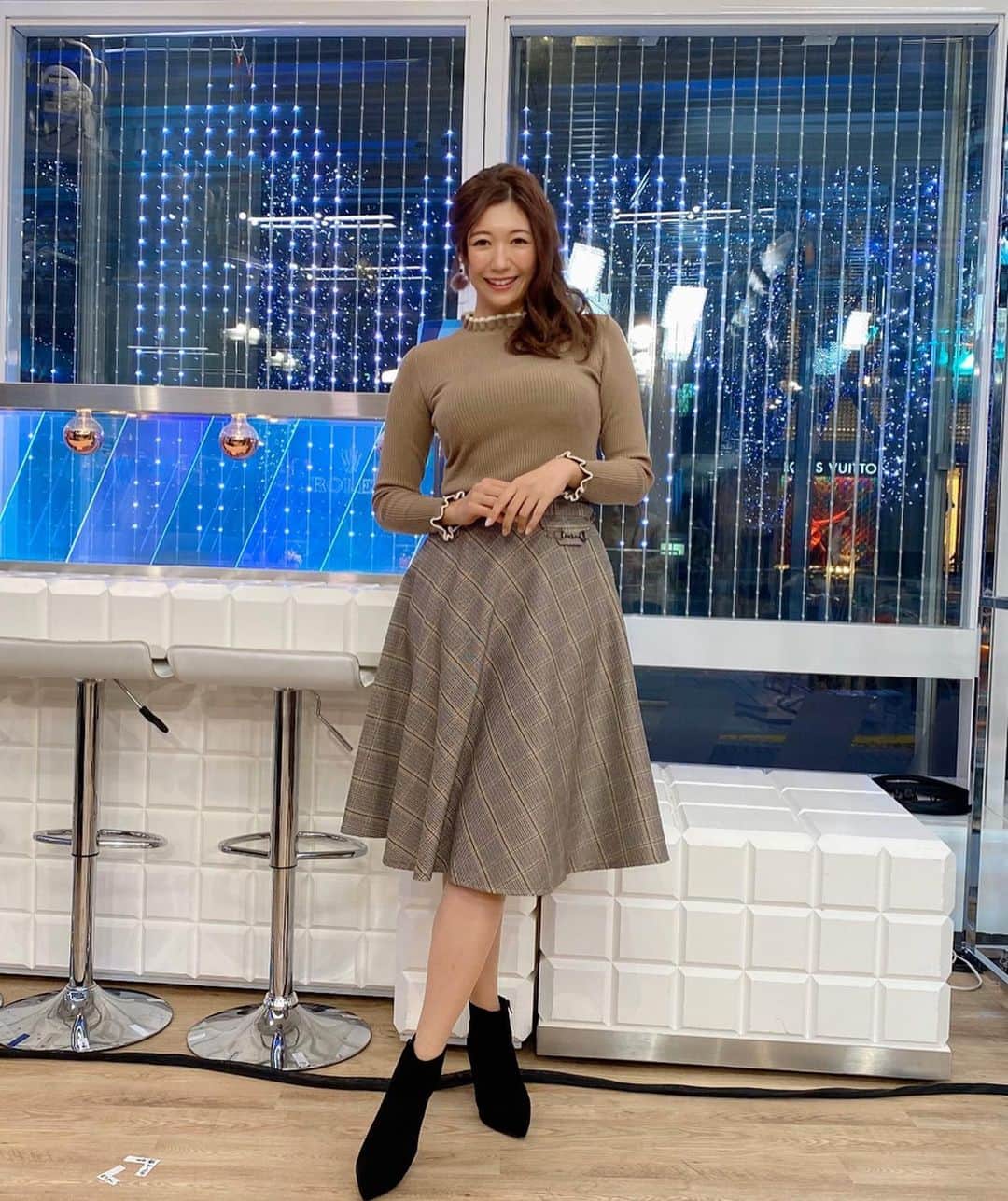 のインスタグラム：「明日の関東は晴れ☀️ただ冬の寒さが戻ってきます🥶空気の乾燥と気温の変化に注意を！ 👗お天気コーデ👗 明日は首回りまであるニットに冬用コートで暖かくしてお出かけを。 足首まであるショートブーツだとバッチリです  tops/skirt→ @an_another_angelus_official  #アベプラ #abematv  #weather #weatherforecast #気象予報士 #穂川果音 #明日コレ着よコーデ #ファッション #ファッションコーデ #ファッションアイテム #fashion #fashionista #fashionable #fashionstyle #fashionlover #style  #outfits #coordinate #ootd #outfit #japanstyle #instastyle #instafashion  #ヘアアレンジ  #hair #hairstyle #hairarrange #ほかのん #ニットコーデ」