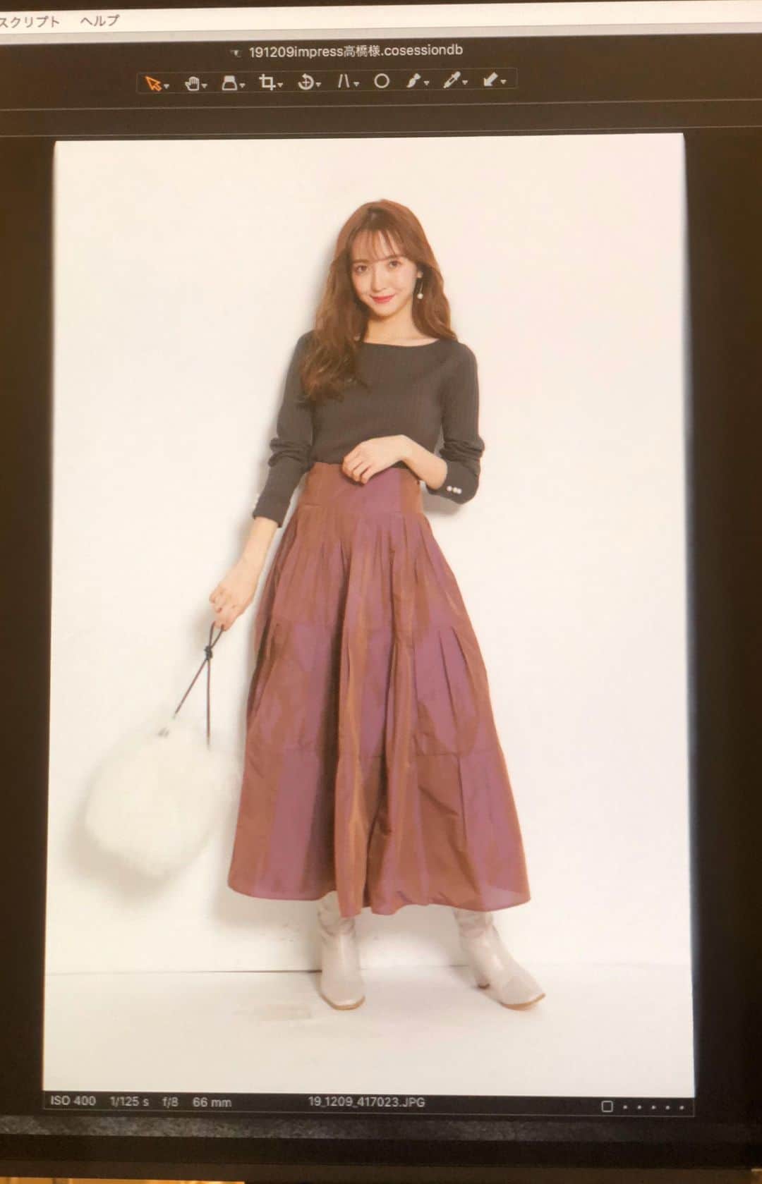 平木愛美のインスタグラム：「撮影オフショット！ な動画で勝手に洋服紹介🧸💕（勝手につつ掲載許可はブランドさんにとりました！） 豪語力もなく、可愛い可愛いばかり言ってますが、洋服やコーデは本当に可愛いのでこれからの参考に是非に⚪️ 今の時期からも着れるし春にも役立つコーデです。💞 （この時期はss撮影中です）  もしも需要がありましたらまたこんなかんじで、載せようかなぁ。 せっかく日々たくさん可愛い服を着させてもらってるからね、みんなとシェアしたいなぁと。👱‍♀️🧡 それでは明日もふぁいとです🌜 おやすみなさいzzz  #shooting #igtv #ootd #rirandture #apuweiserriche」