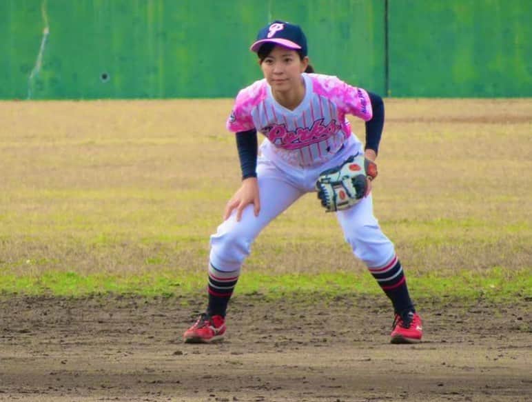 上杉あずさのインスタグラム：「. 応援に来てくれた親義おじちゃんが撮ってくれた📷🌈 少年野球感強めなアラサーですw . #草野球 #少年野球 #守備 #無能 #セカンド #ボール来なかった #打者としてもまだまだ #初ヒットは来年に持ち越し #ピッチャー #憧れの場所 #楽しいと悔しいの共存 #頑張るばい #baseball #fukuoka #team #play #sports #player #challenge #games #try」
