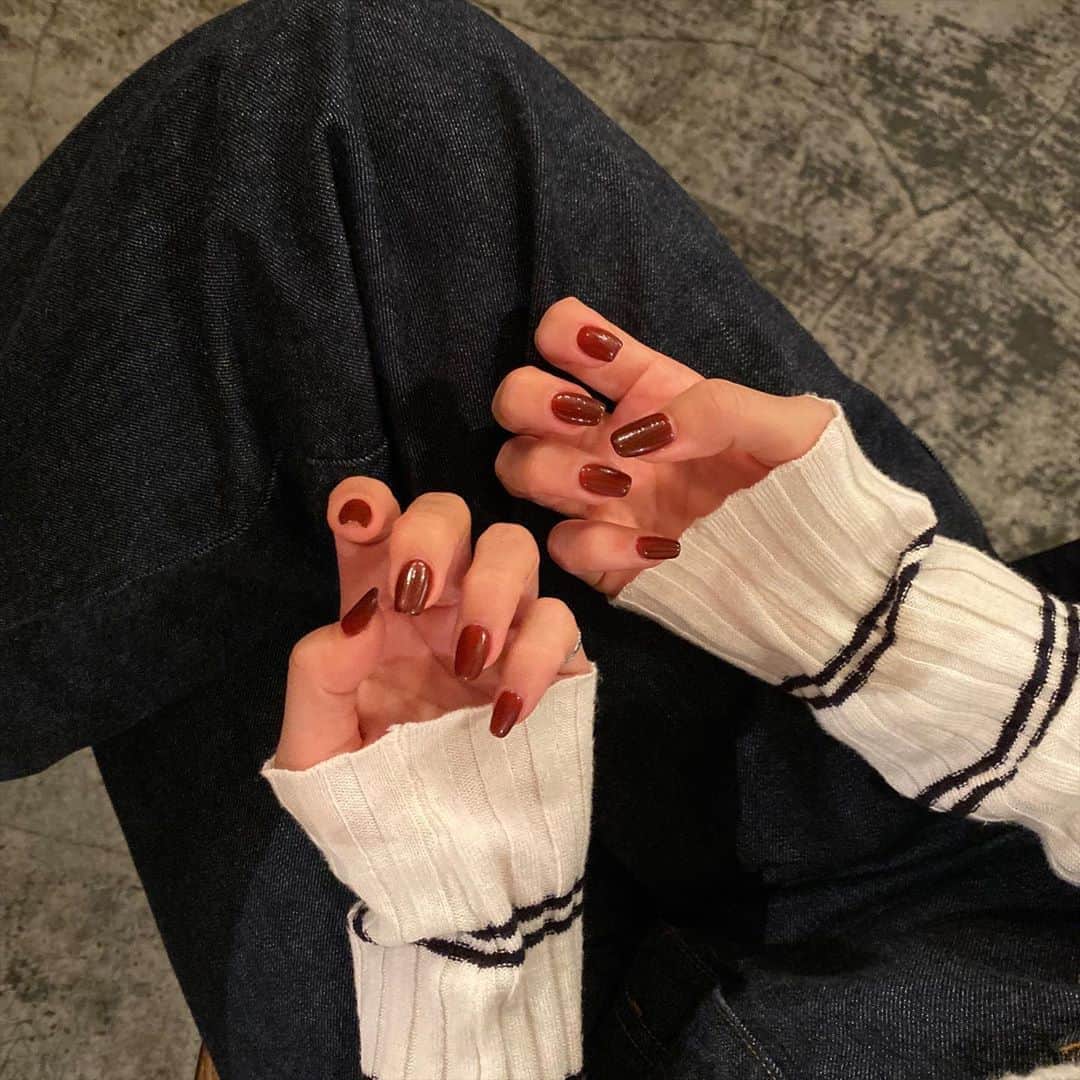のインスタグラム：「♡ white × denim × red ♡﻿ ﻿ ﻿ 好きな色にしてもらった💋﻿ @minanail_shibuya ﻿ ﻿ ﻿ 白ニット多いから﻿ 赤いネイル映えるね♥️ ﻿ ﻿ ﻿ ﻿ #ワンカラーネイル　#ボルドーネイル　#ネイル　#冬ネイル　#秋ネイル　#ワンカラー　#シンプルネイル」