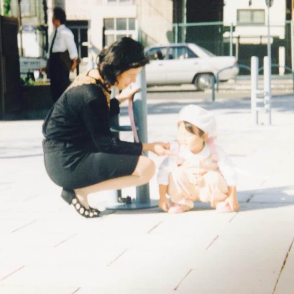 横田彩夏さんのインスタグラム写真 - (横田彩夏Instagram)「🤯🤯🤯 横田、26歳になりました🤭🤭 いつもわたしに関わってくれるみなさん、本当にありがとうございます🥺  周りの人達のおかげで、しっかりと1年1年、1日1日、有意義な時間を過ごせています。 この歳になって、誕生日って1年幸せに過ごせたことを周りの人に感謝するべき日なんだなとか、思ったり思わなかったり😗  写真はペットのようにリードのついたリュックを背負わせられている逃亡癖のある幼き日🤣🤣 #3歳にして大人1人前食べる#デブ#デブすぎて股擦れ#食べさせられるだけ食べる日々#小学校入って痩せれたの奇跡  #mybirthday#tbt#birthday#me#26thbirthday#26歳#遂に三十路#幼き日#tokyo#japan#hawaii#trip#tripy#wheniwasakid#mom#withmom#wheniwaslittle」12月12日 23時47分 - picowestwood