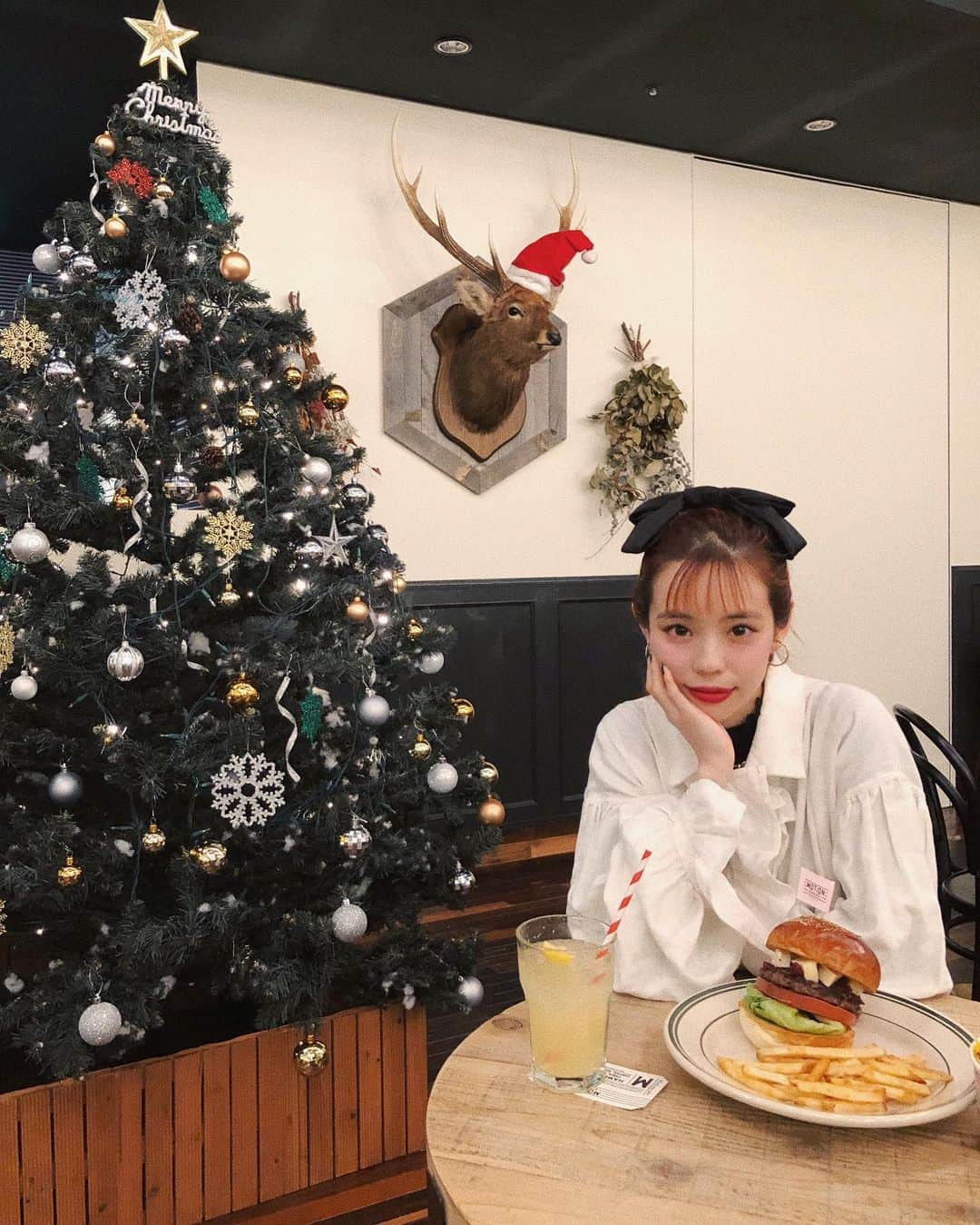 瀬戸あゆみさんのインスタグラム写真 - (瀬戸あゆみInstagram)「バーガーフリークのわたしが京都で1番おいしいハンバーガー屋さんだと思っている　@motiondiner でランチ🍔🥤 ﻿ 映画館に併設されてるアメリカンダイナーなんて、京都の方々本気で羨ましいです。。！ ﻿ ﻿ 冬限定のメニューエゾ鹿クランベリーカマンベールバーガーと、京都限定の九条葱茄子モッツアレラバーガーをシェアして食べました。﻿ どっちもとってもおいしかった。。わたしは京都限定バーガーがさっぱりしててお気に入り。﻿ ﻿ これ食べに京都来たいもん。 ﻿ 最近リニューアルしておしゃれにグレードアップした店内も、行きたくなる理由のひとつだよね。﻿ ﻿ この週末は超お得な #1burger1movie もやるんだよ。これは要チェック✔︎﻿ #motiondiner #kyoto #京都」12月12日 23時51分 - setoayumi