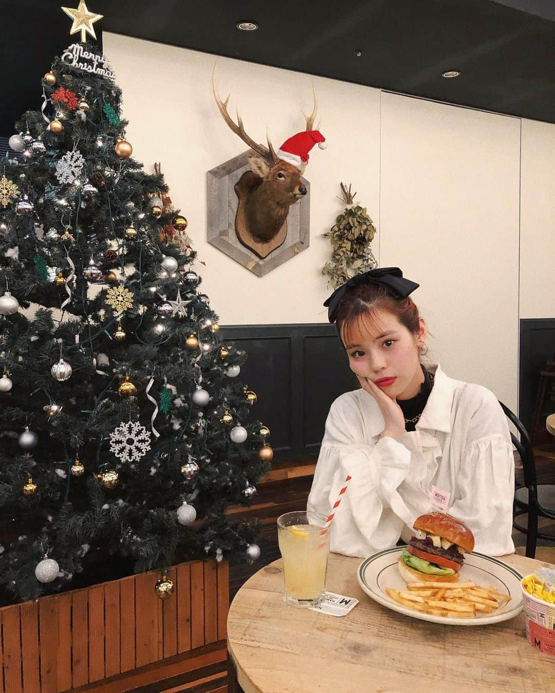 瀬戸あゆみさんのインスタグラム写真 - (瀬戸あゆみInstagram)「バーガーフリークのわたしが京都で1番おいしいハンバーガー屋さんだと思っている　@motiondiner でランチ🍔🥤 ﻿ 映画館に併設されてるアメリカンダイナーなんて、京都の方々本気で羨ましいです。。！ ﻿ ﻿ 冬限定のメニューエゾ鹿クランベリーカマンベールバーガーと、京都限定の九条葱茄子モッツアレラバーガーをシェアして食べました。﻿ どっちもとってもおいしかった。。わたしは京都限定バーガーがさっぱりしててお気に入り。﻿ ﻿ これ食べに京都来たいもん。 ﻿ 最近リニューアルしておしゃれにグレードアップした店内も、行きたくなる理由のひとつだよね。﻿ ﻿ この週末は超お得な #1burger1movie もやるんだよ。これは要チェック✔︎﻿ #motiondiner #kyoto #京都」12月12日 23時51分 - setoayumi