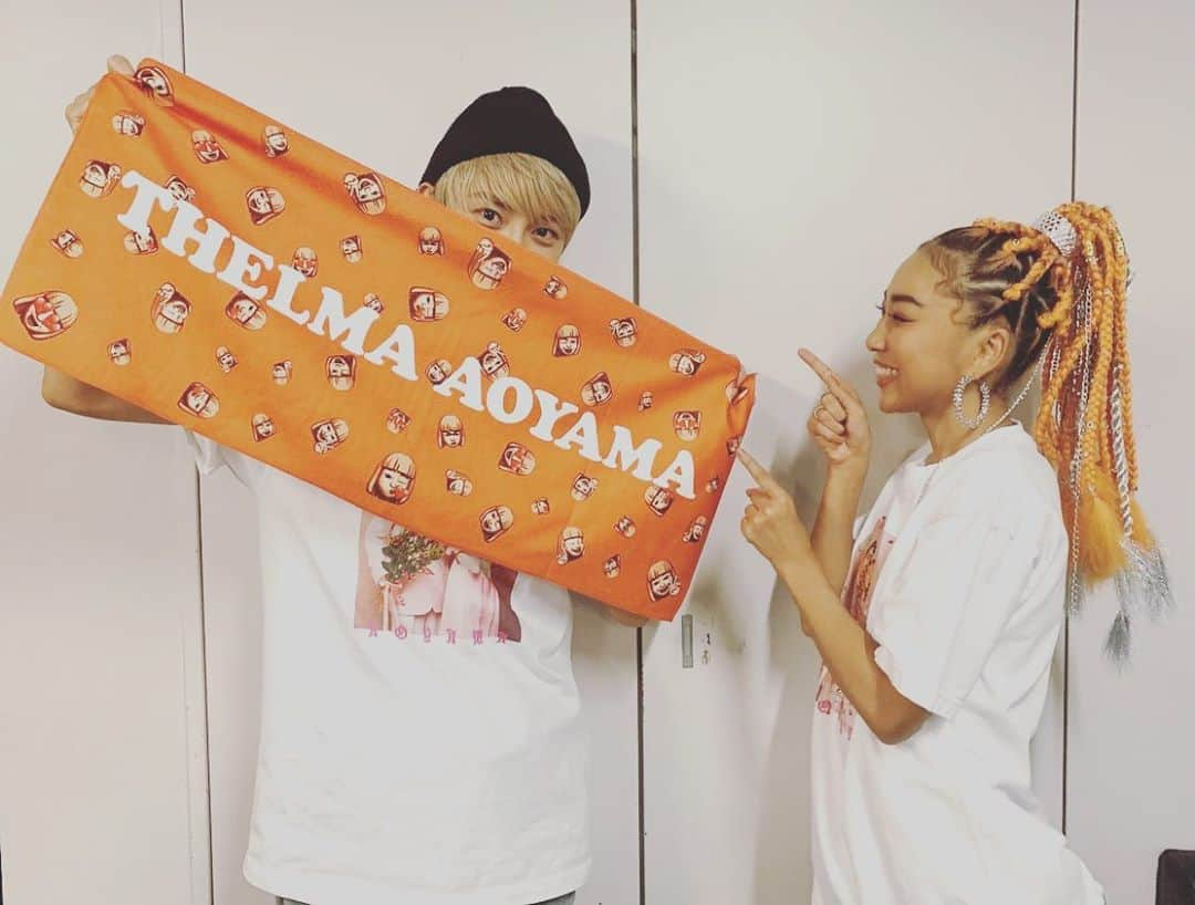 與真司郎さんのインスタグラム写真 - (與真司郎Instagram)「今日は、テルマのライブにサプライズゲストで”好き好き好き”を歌わせていただきました🙏  こういう形で出演するのは初めてやから、すごい緊張したー🙈🙈🙈 テルマファンのみなさんが凄く温かく迎えてくれて感謝感謝です🙇‍♂️ ありがとうございました😊  テルマの歌声ホンマ好きやなー✨  テルマー最後までツアー頑張ってなー🔥  #青山テルマ #メンタルギャルTOUR2019 #與真司郎 #SHINJIROATAE」12月12日 23時56分 - shinjiroatae1126