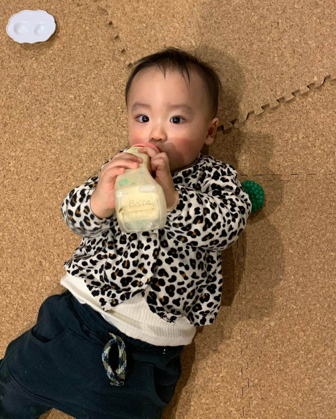 小西翼さんのインスタグラム写真 - (小西翼Instagram)「. は、早過ぎる！11カ月👶🏽♥️ 最近マネっこするようになった👏 . そして、二歩だけ歩ける🚶‍♂️！ 楽しみやなぁ〜🥰 もっと暴れん坊になりそうだけど。笑 . 相変わらず、家事しだすと グズグズの甘えたちゃん😍笑 . #11カ月#baby」12月12日 23時58分 - tucha_k