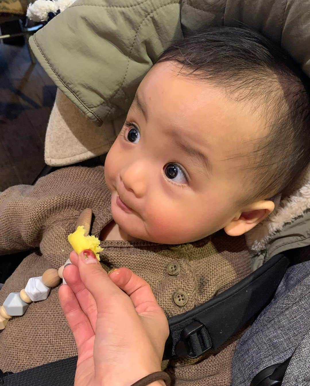 小西翼さんのインスタグラム写真 - (小西翼Instagram)「. は、早過ぎる！11カ月👶🏽♥️ 最近マネっこするようになった👏 . そして、二歩だけ歩ける🚶‍♂️！ 楽しみやなぁ〜🥰 もっと暴れん坊になりそうだけど。笑 . 相変わらず、家事しだすと グズグズの甘えたちゃん😍笑 . #11カ月#baby」12月12日 23時58分 - tucha_k