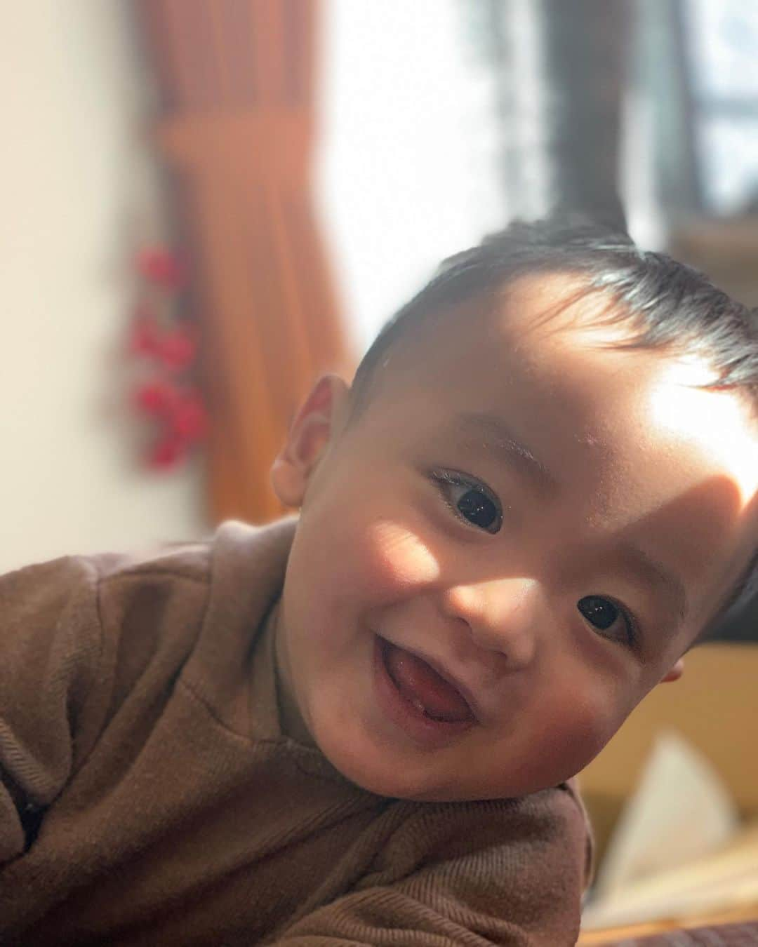 小西翼さんのインスタグラム写真 - (小西翼Instagram)「. は、早過ぎる！11カ月👶🏽♥️ 最近マネっこするようになった👏 . そして、二歩だけ歩ける🚶‍♂️！ 楽しみやなぁ〜🥰 もっと暴れん坊になりそうだけど。笑 . 相変わらず、家事しだすと グズグズの甘えたちゃん😍笑 . #11カ月#baby」12月12日 23時58分 - tucha_k