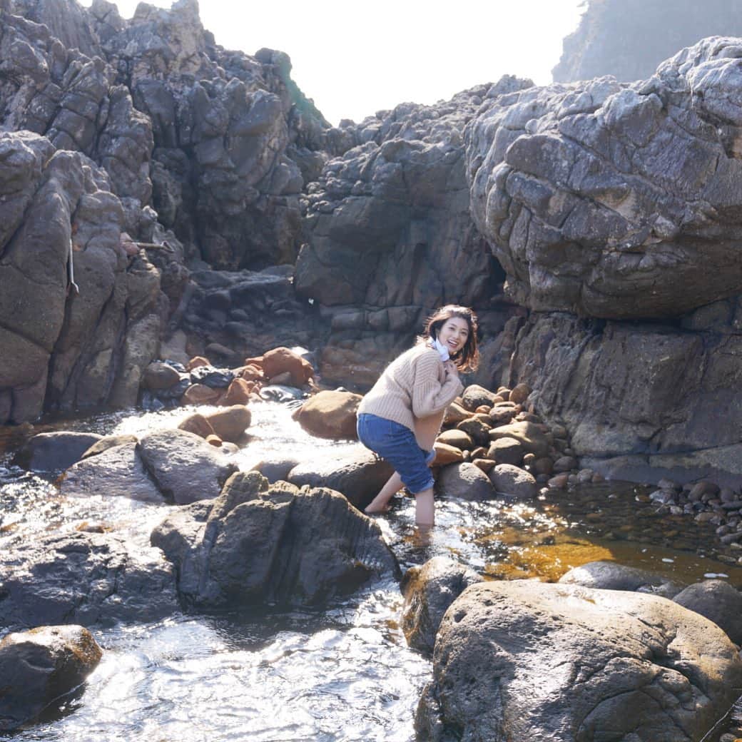 のインスタグラム：「取材で伊豆諸島の式根島にいます。 波打ち際の流紋岩に囲まれた、海中露天風呂！ やっぱり式根島は温泉♨️の島！ 台風被害もあったようですが、復旧の目処もついてます。 がんばれがんばれ！  #島旅#島#船旅#旅#国内旅行#日本の島#伊豆諸島#冬の島旅 #式根島#海中温泉#露天風呂」