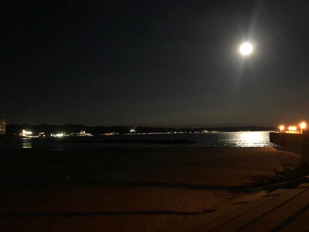 佐山愛さんのインスタグラム写真 - (佐山愛Instagram)「❤︎ ・ 今日の満月はコールドムーンって言うらしい。 ・ けど、"冷たい月"とは真逆で、 とても暖かくてキラキラ眩しい月明かり🌕 ・ たまには月光浴もいいね😊」12月13日 0時02分 - ai_sayama0108