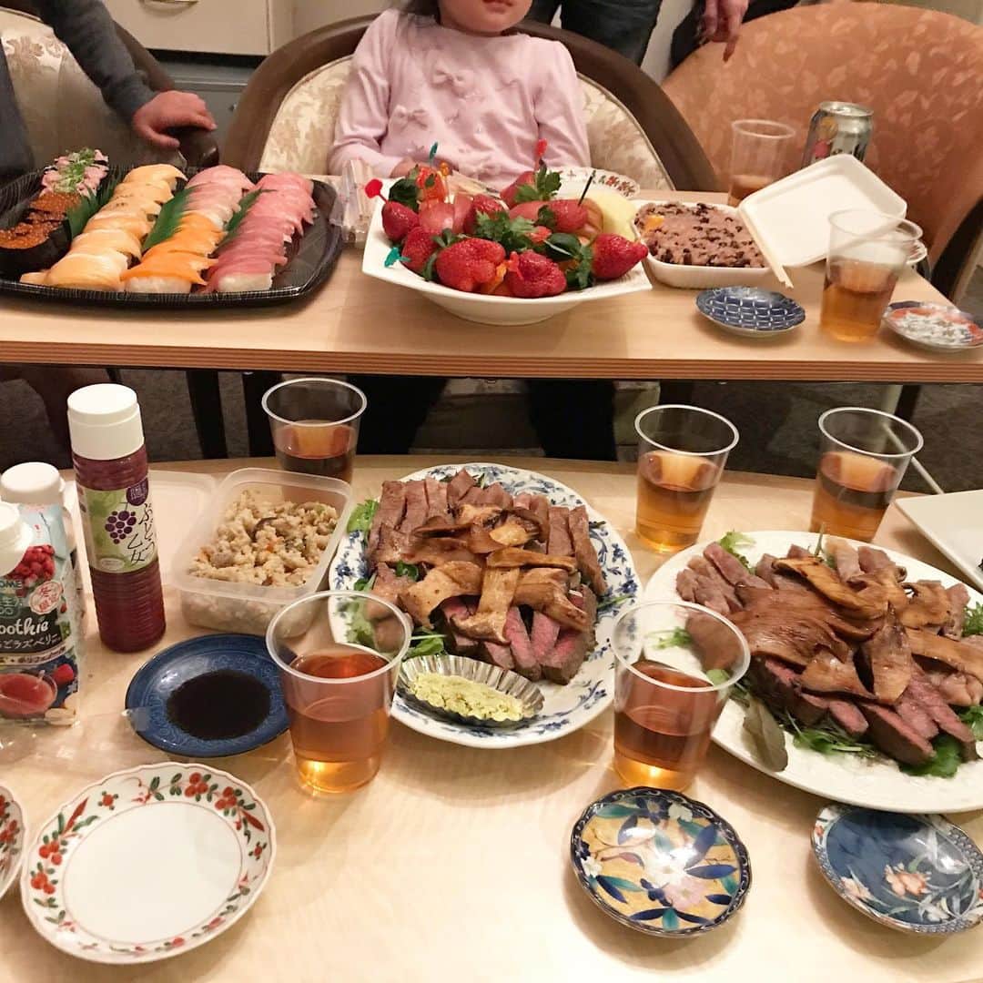 宮脇静香さんのインスタグラム写真 - (宮脇静香Instagram)「みなさまお祝いのコメント、メッセージたくさんありがとうございます！✨ ゆっくり見させていただきますね😊嬉 どんどん可愛く愛おしくなって夫婦でメロメロ😍 吐き戻しが苦しそうで心配したけど、助産師さんの言葉と行動がとっても頼もしく安心する😢 私は出産前から発熱したのがやっと37.0度まで下がってきました。笑 あと、逆流性食道炎が悪化したのか、モノ食べたり飲んだりすると大きい鉄の塊無理矢理飲んでるみたいに痛くて背中まで痛いんだけど、ゆっくりならご飯食べれるようになってきた✨ それさえなければ至って元気です🔥笑 夕方にはまみなが会いに来てくれました☺️ さすが保育士、もう10人くらい子供居そうな貫禄👶 夜はうちの家族親戚来て豪華な夕食パーティ🍽 とっても賑やかな1日でした♪♪ #生後2日 #新生児 #赤ちゃん」12月13日 0時02分 - shizukaaa8