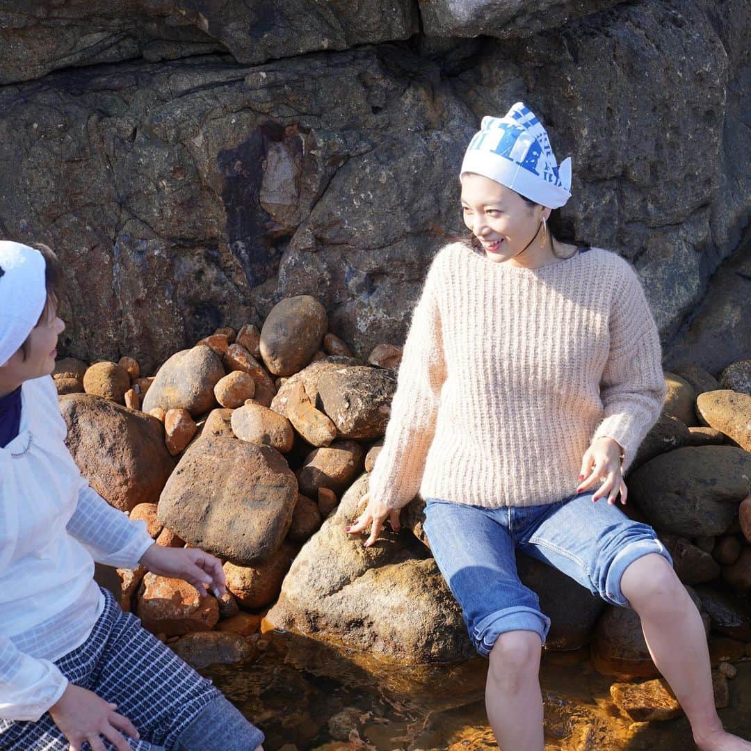 のインスタグラム：「こんなかんじで、地元の方と一緒に足湯。 あったか、ぽかぽか🥺 海水がどんどん引いて、熱々になっていきました。 生きてる温泉♨️ね！  竹芝を夜出てから式根島まで およそ11時間かかったけど、 東京の真裏のような世界。 超のんびり、、🐈♨️ ・  #島旅#島#船旅#旅#国内旅行#日本の島#伊豆諸島#冬の島旅 #式根島#海中温泉#露天風呂」